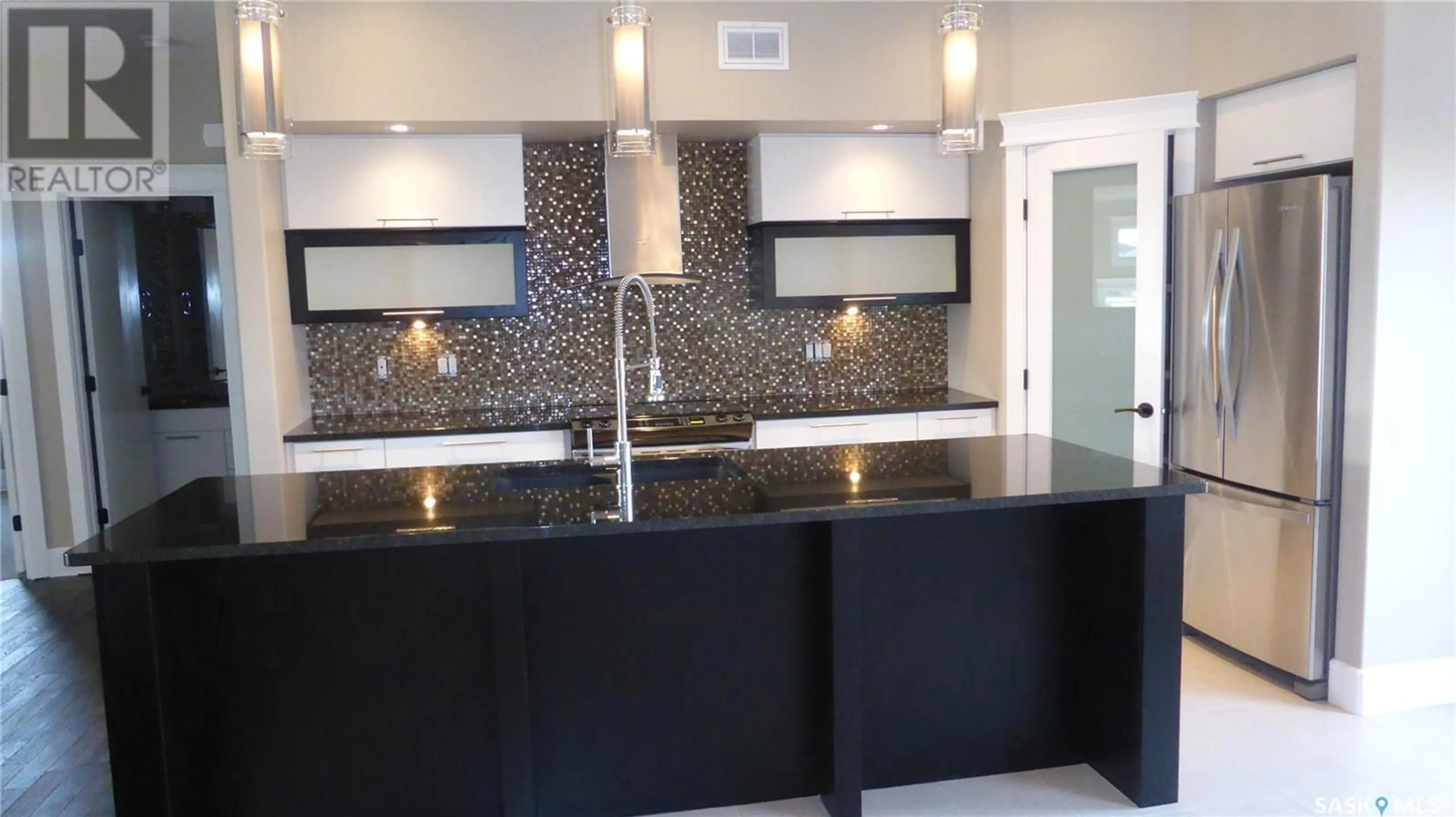 Contemporary kitchen for 119 Schumacher BAY, Saskatoon Saskatchewan S7V0H7