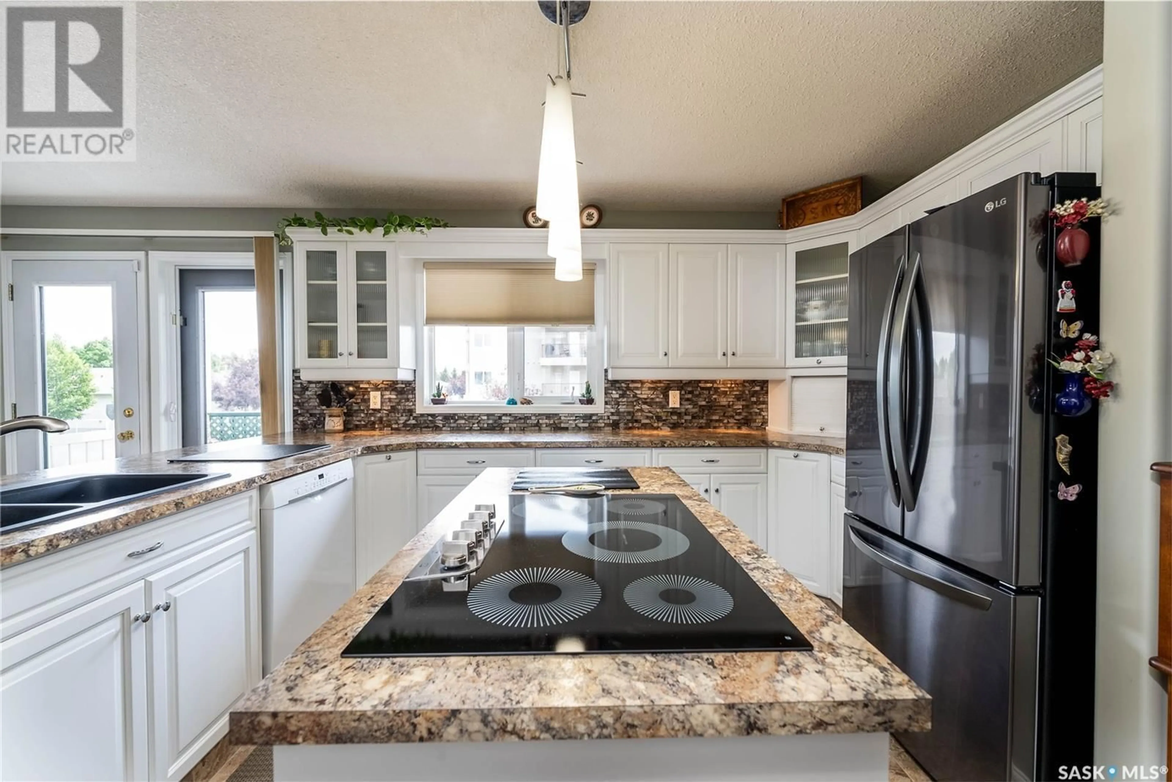 Contemporary kitchen for 201 2930 Arens ROAD, Regina Saskatchewan S4V1N8