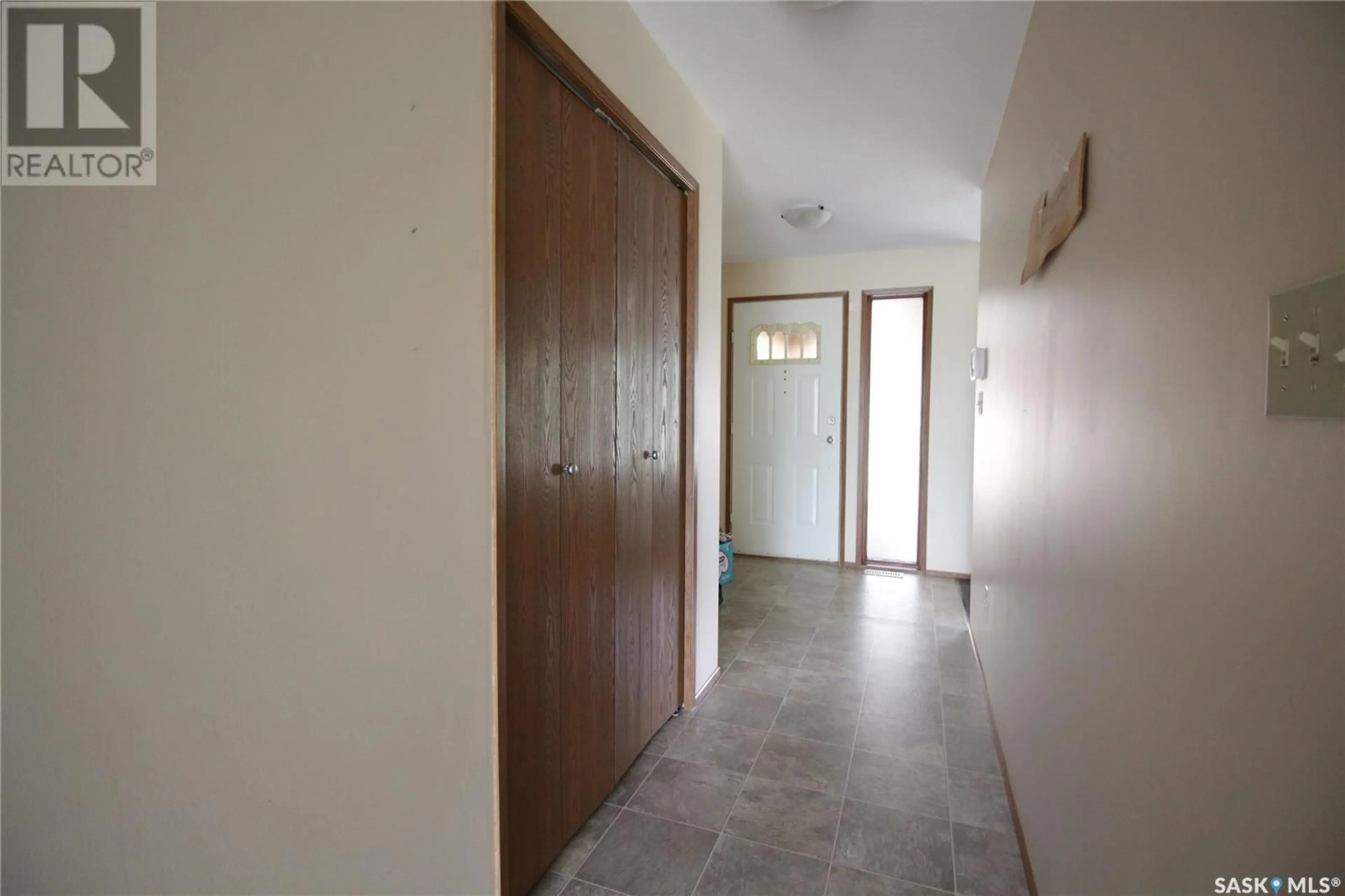 Indoor foyer for 221 4TH AVENUE, Whitewood Saskatchewan S0G5C0