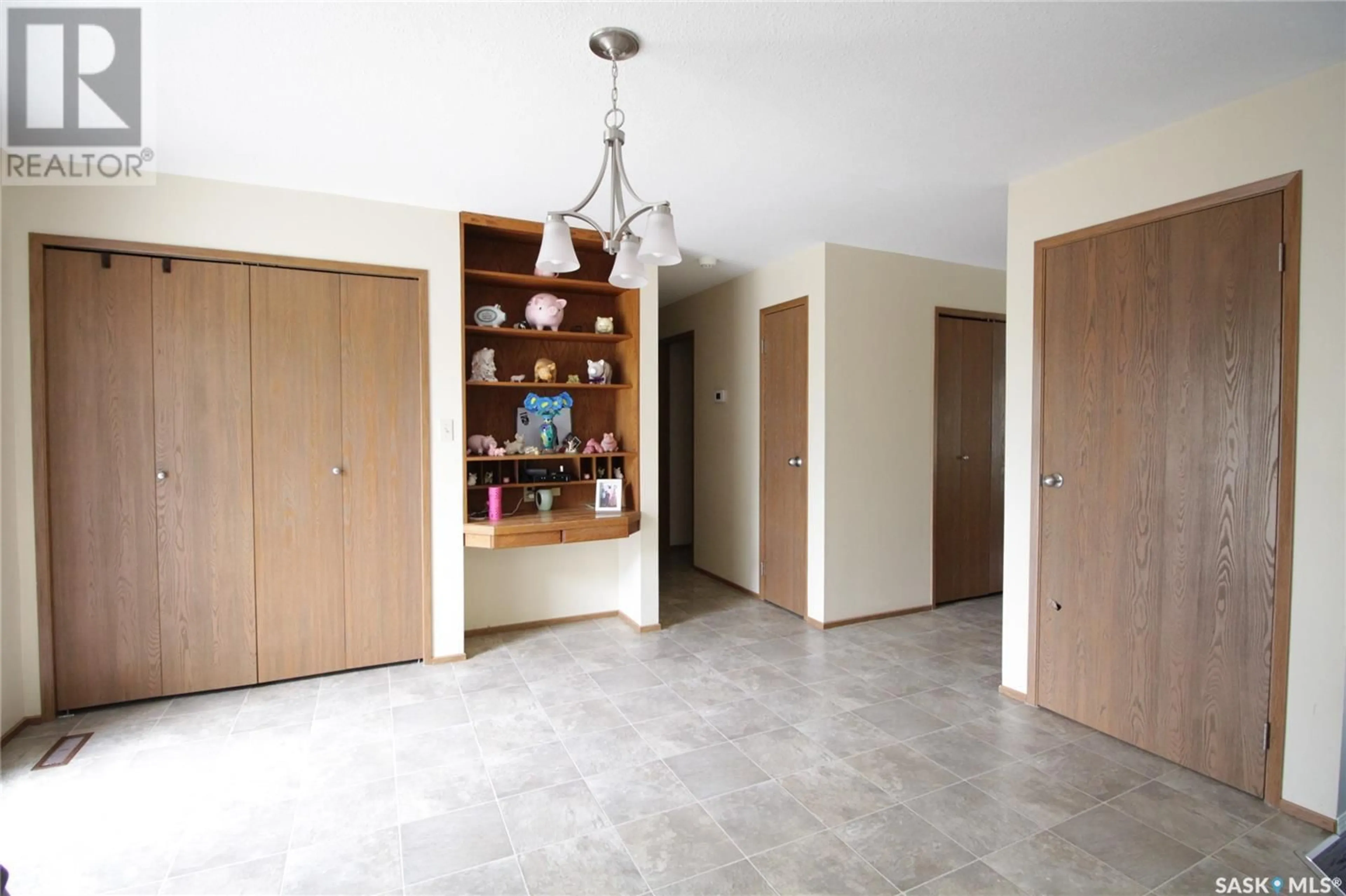 Indoor foyer for 221 4TH AVENUE, Whitewood Saskatchewan S0G5C0