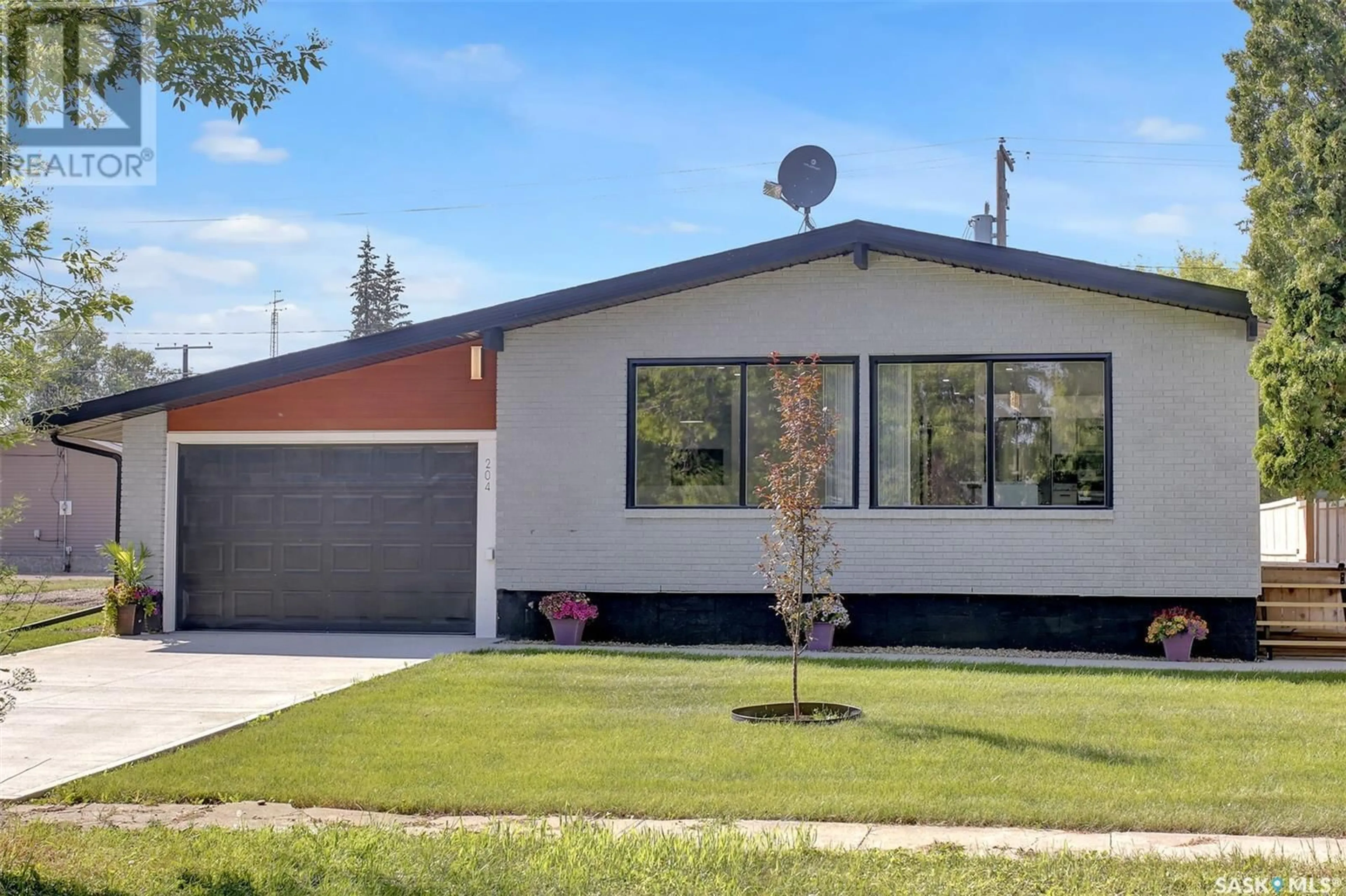 Home with vinyl exterior material for 204 Earl STREET, Balcarres Saskatchewan S0G0C0