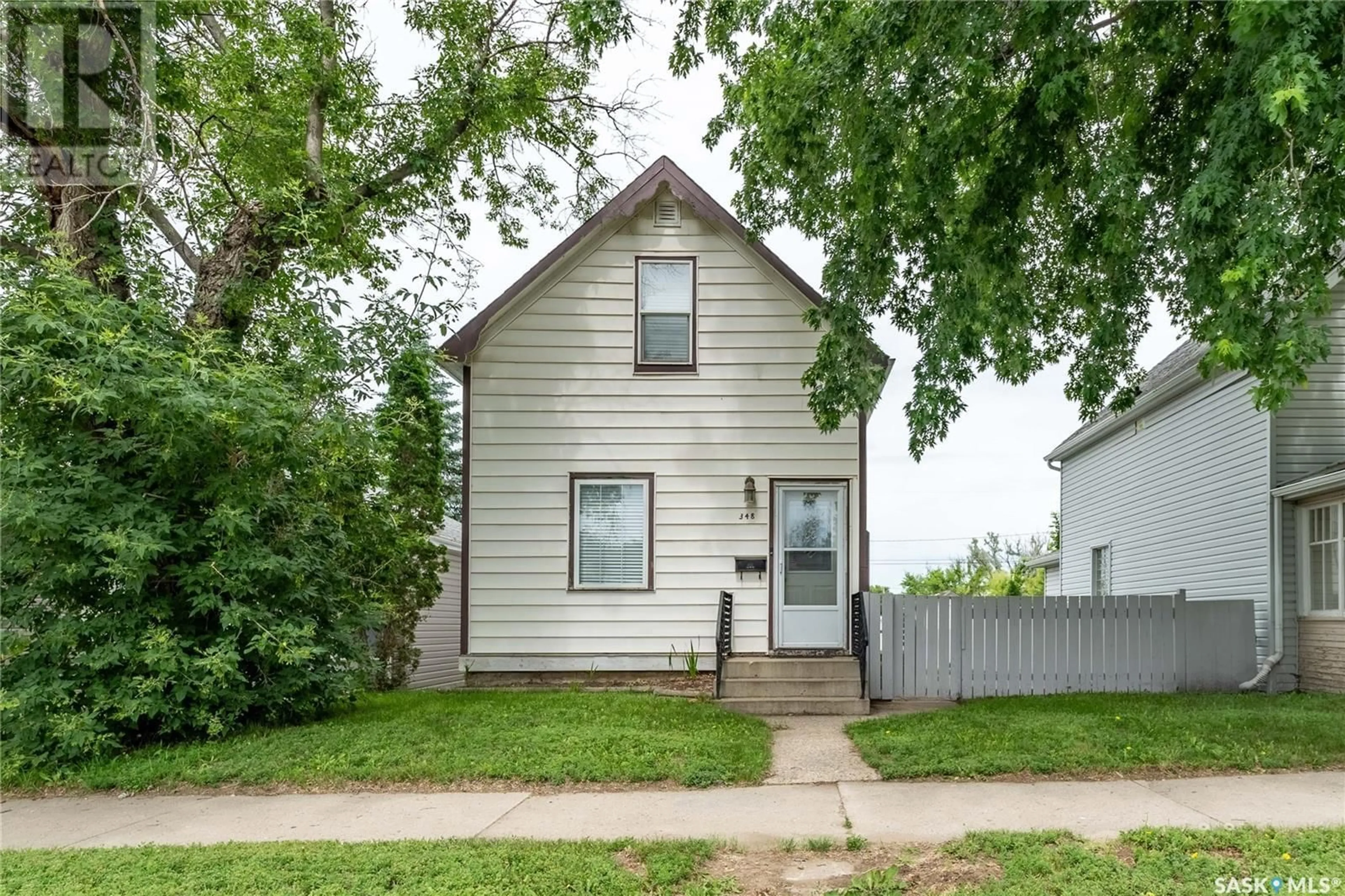 Frontside or backside of a home for 348 IROQUOIS STREET W, Moose Jaw Saskatchewan S6H5B2