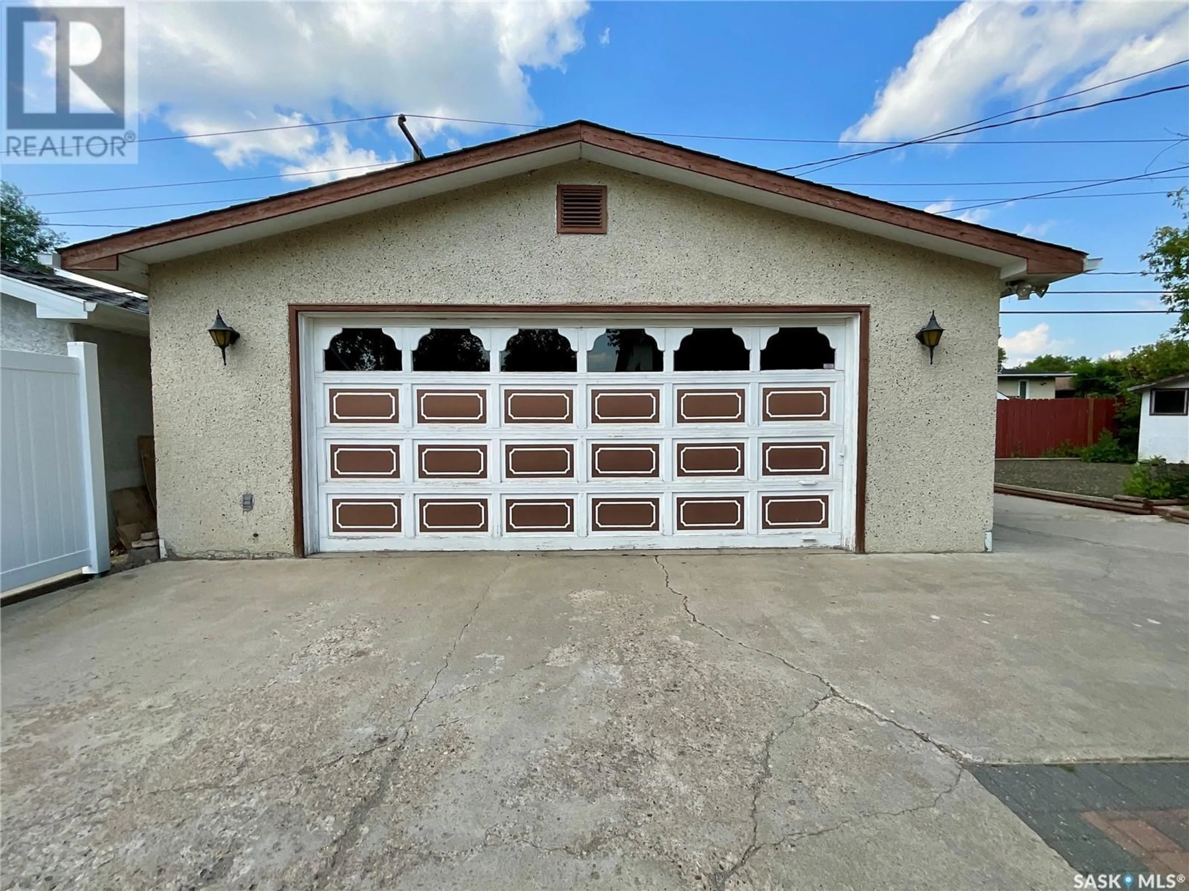 Indoor garage for 1522 8th AVENUE N, Regina Saskatchewan S4R0G3