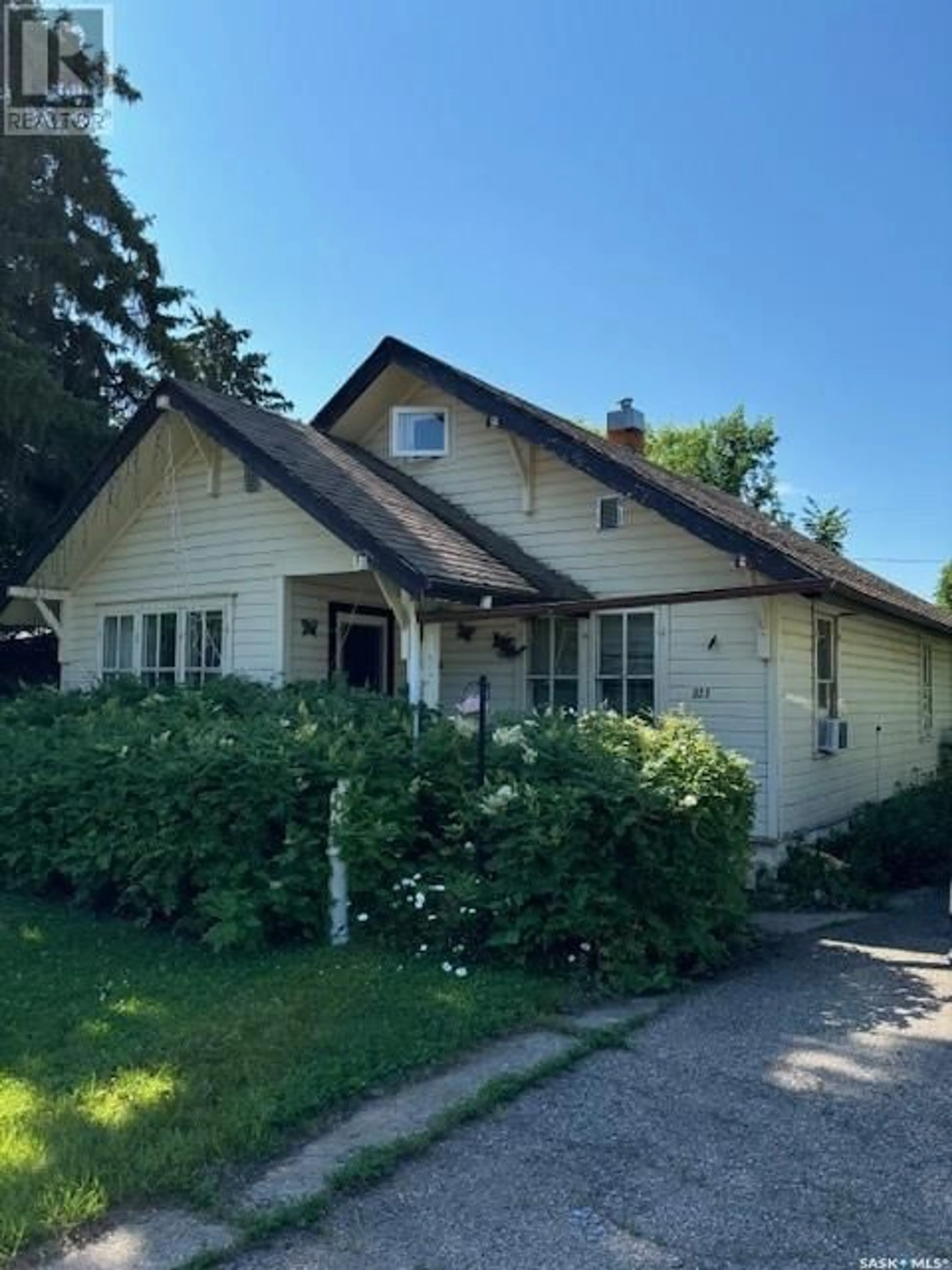 Outside view for 323 4th AVENUE E, Canora Saskatchewan S0A0L0