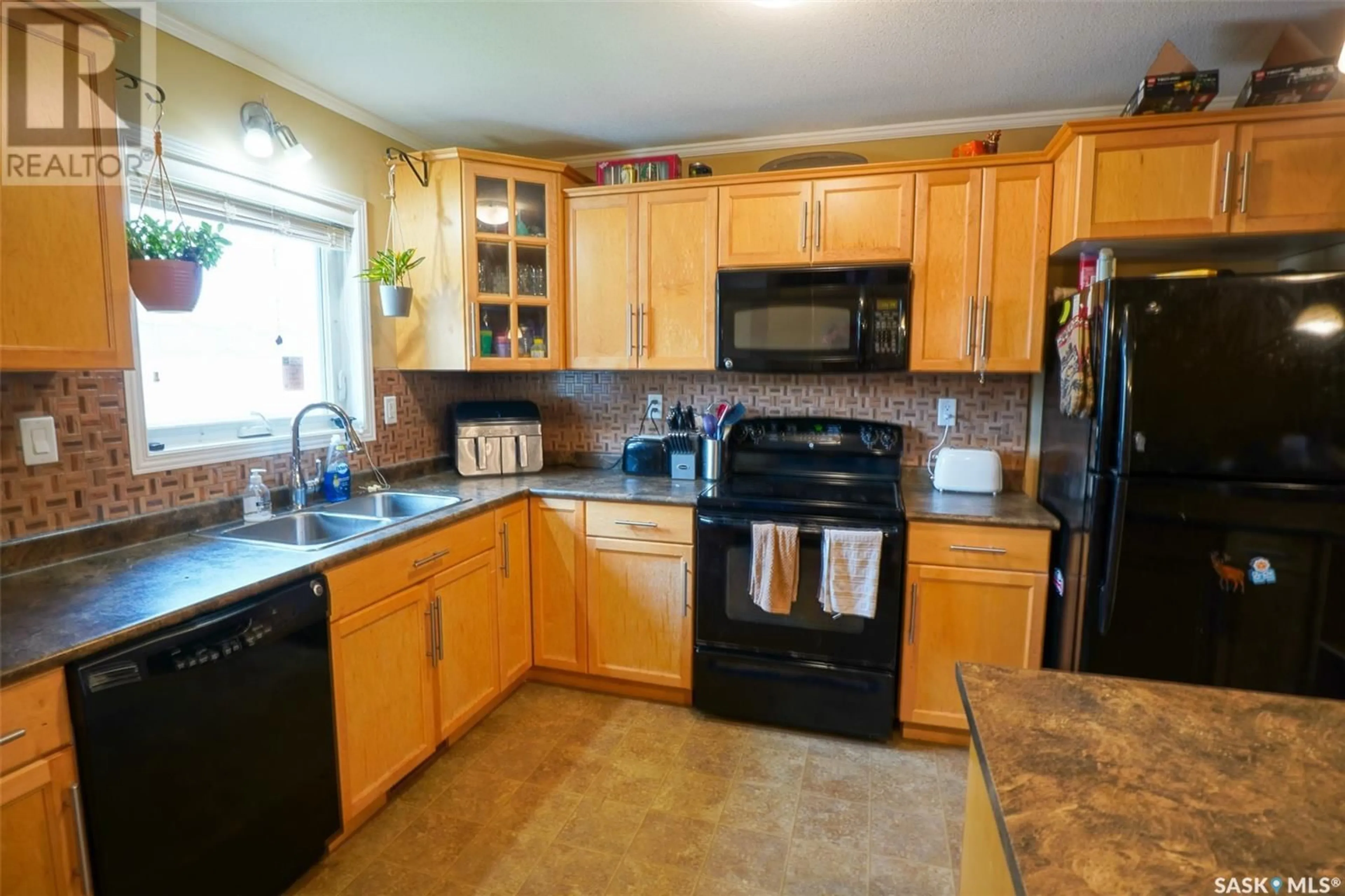 Standard kitchen for 604 110 shillington CRESCENT, Saskatoon Saskatchewan S7M3Z8