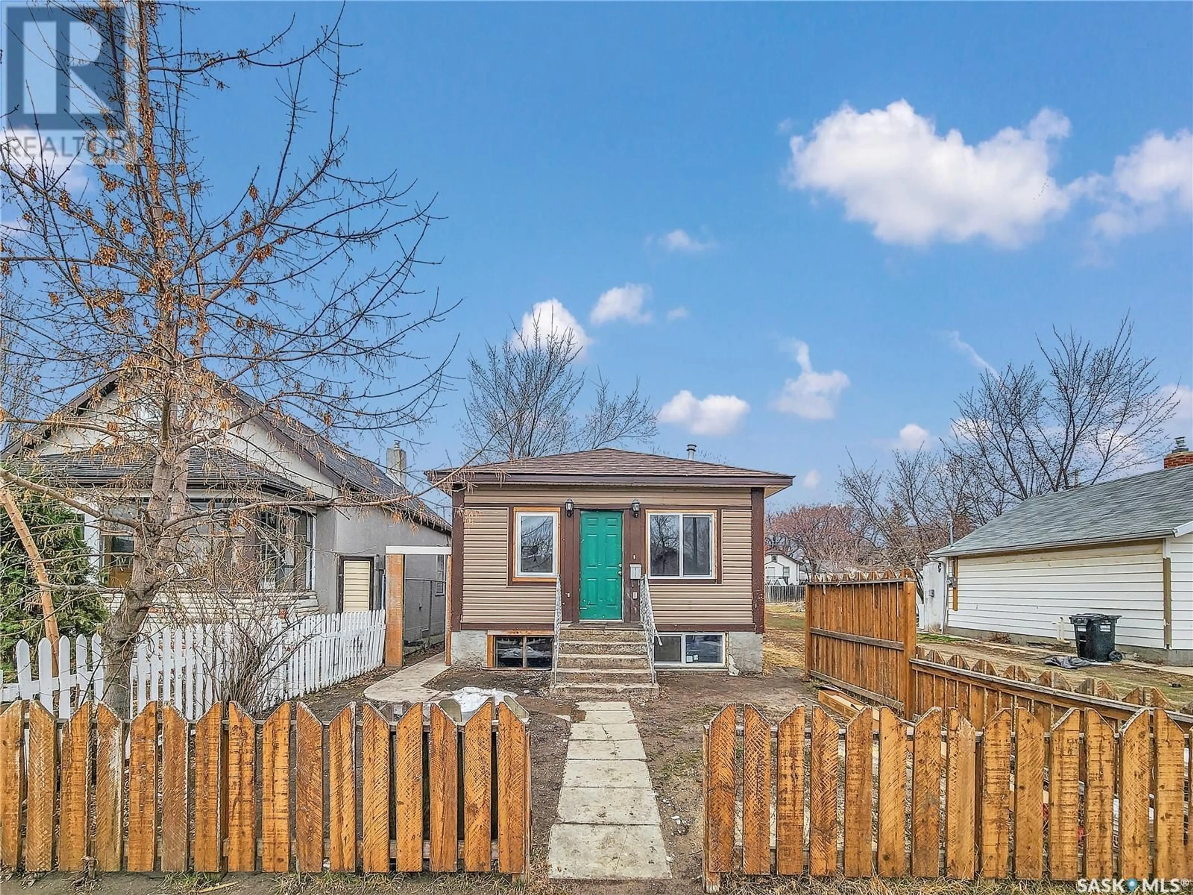 Frontside or backside of a home for 131 M AVENUE S, Saskatoon Saskatchewan S7M2K1