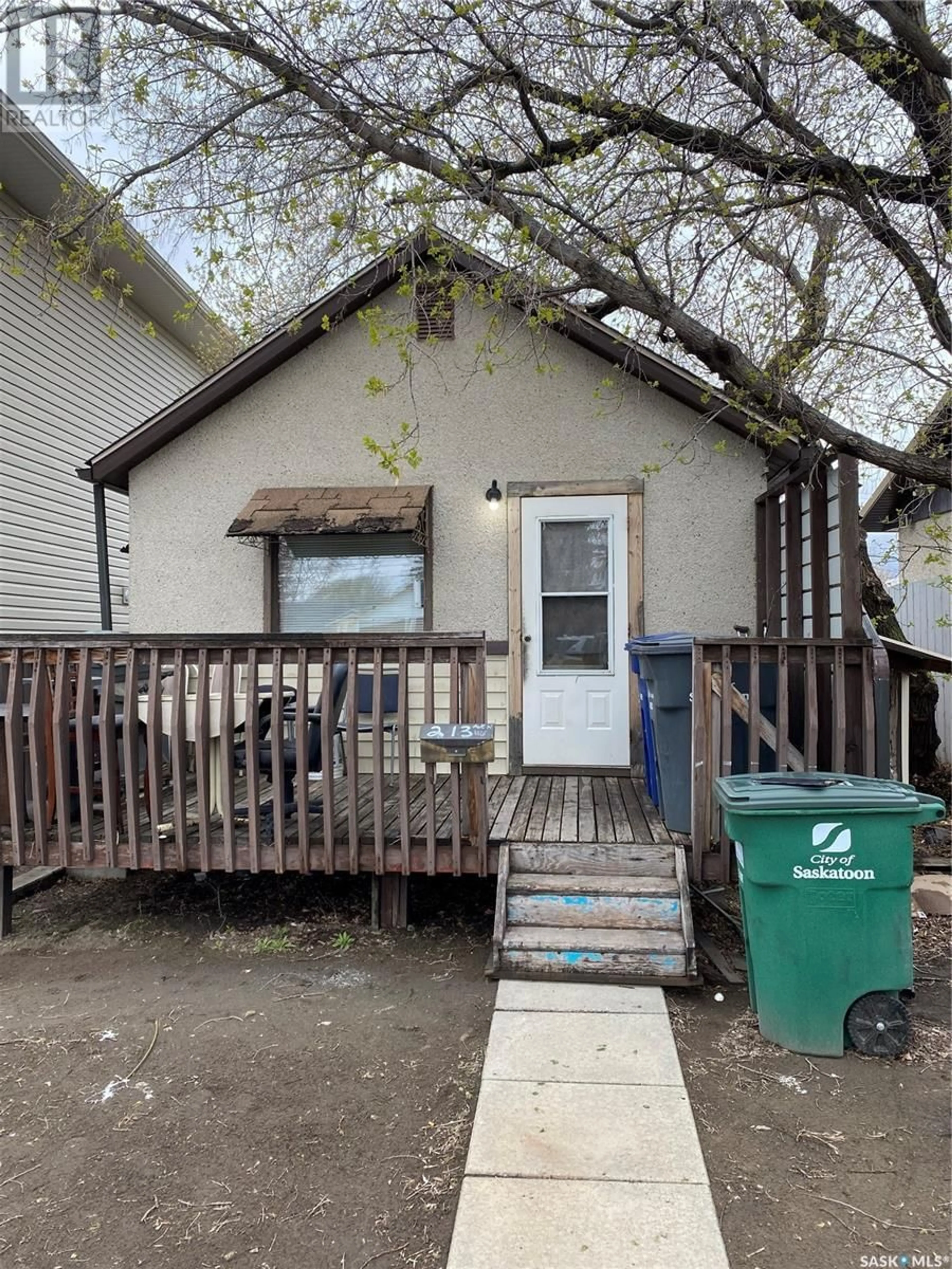 Outside view for 213 N AVENUE N, Saskatoon Saskatchewan S7L2T2