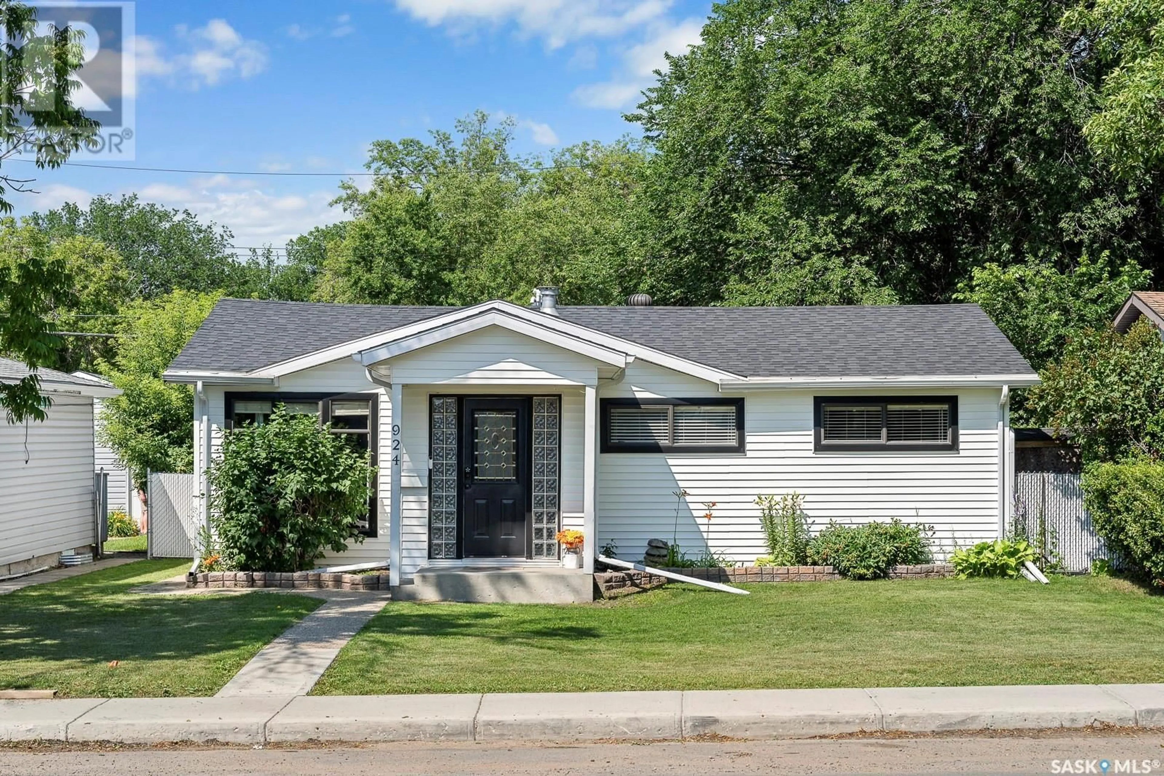 Frontside or backside of a home for 924 Campbell STREET, Regina Saskatchewan S4T5P3