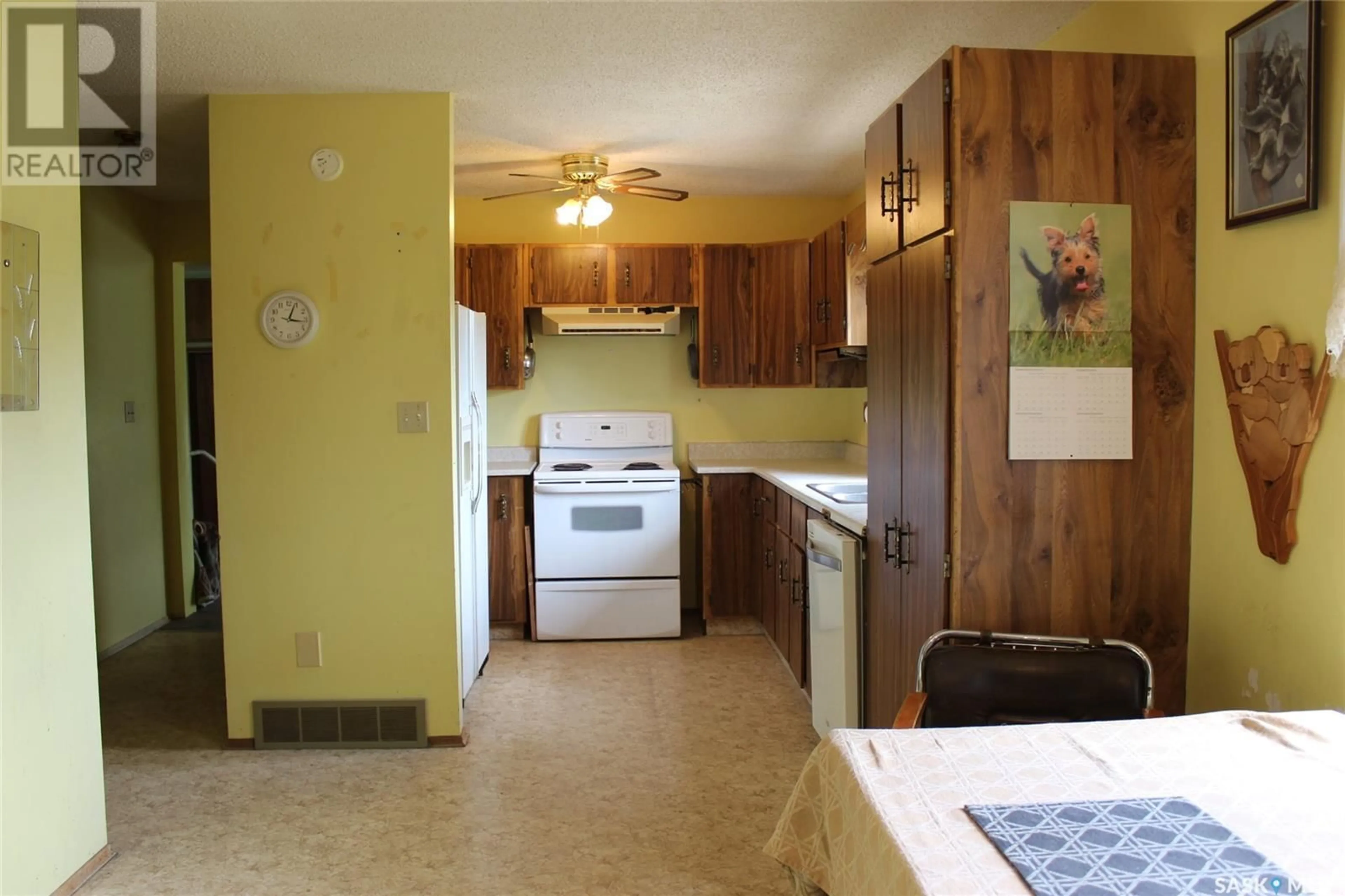 Standard kitchen, wood floors, cottage for 223 2nd STREET W, Climax Saskatchewan S0N0N0