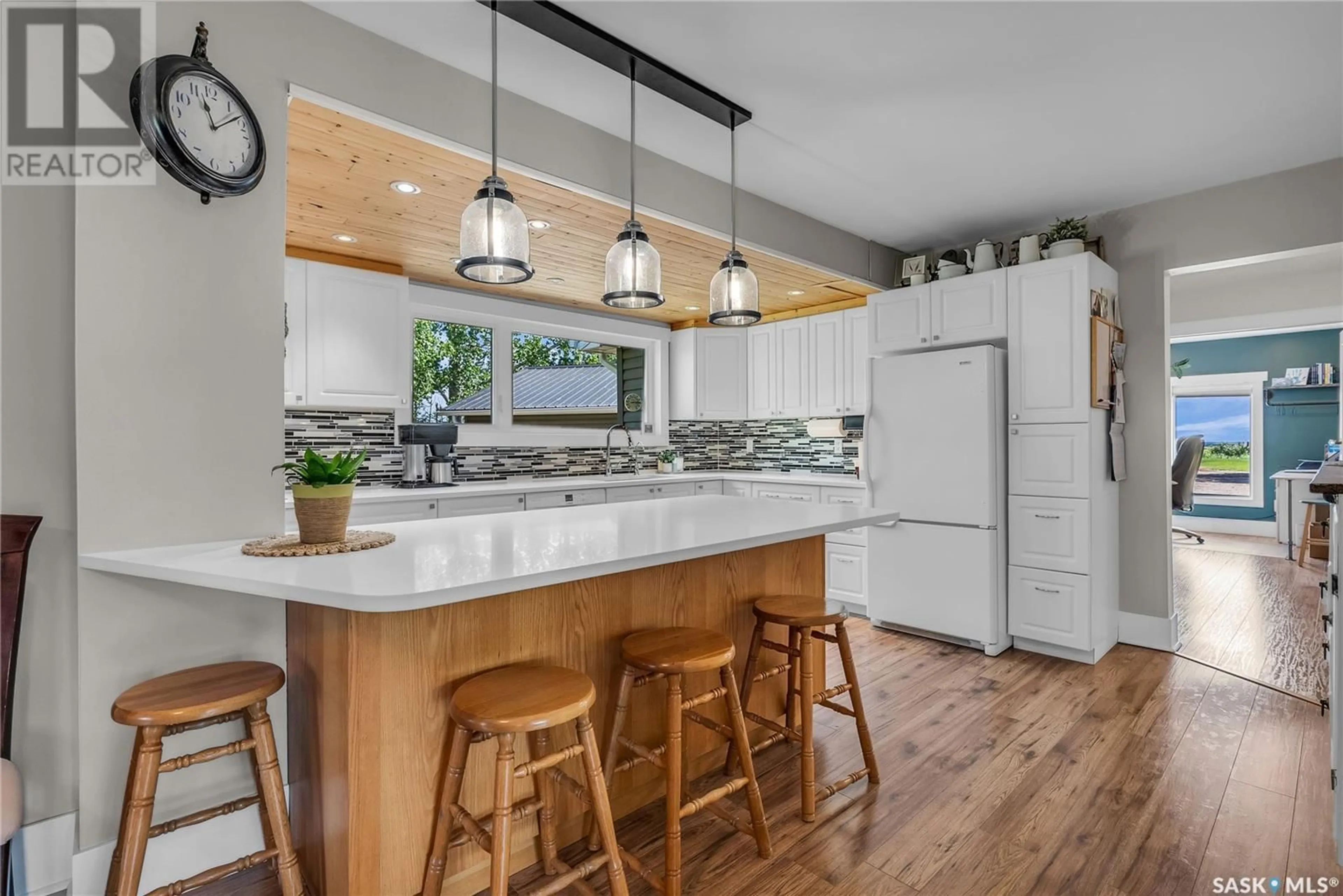 Contemporary kitchen for Redstone Acreage, Imperial Saskatchewan S0G2J0