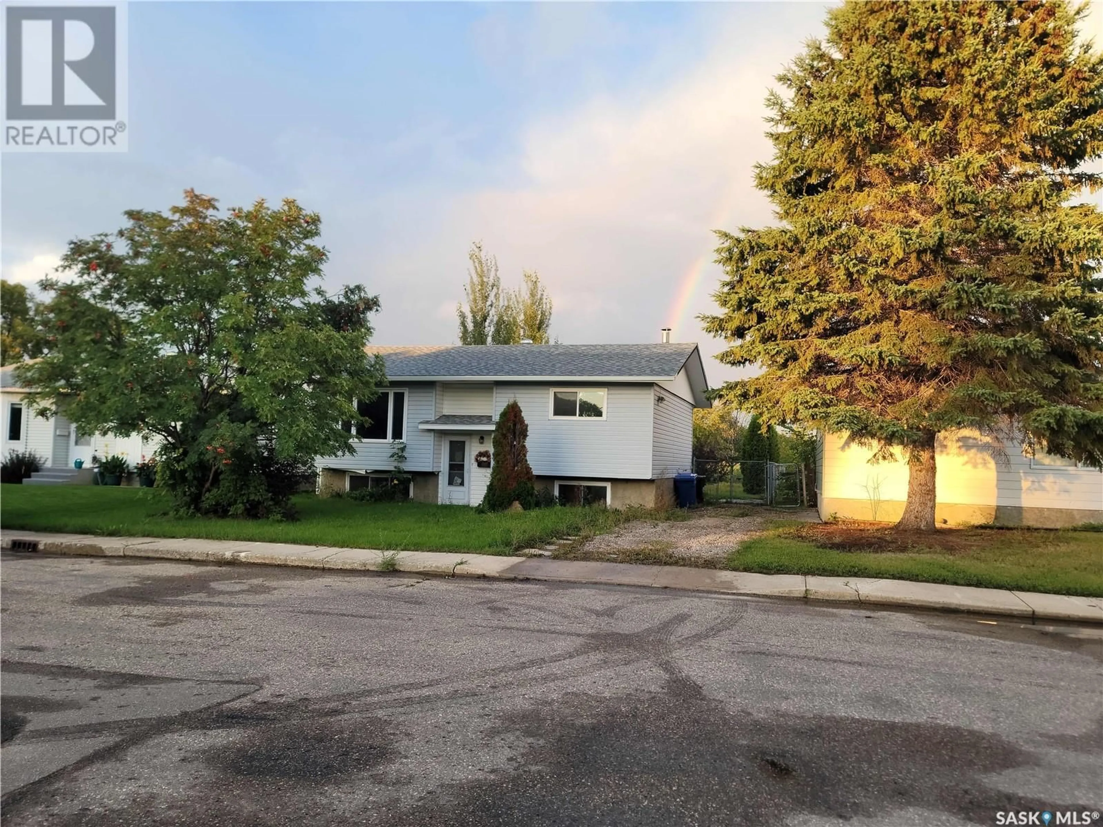 Frontside or backside of a home for 132 Macdowall CRESCENT, Prince Albert Saskatchewan S6V6N3