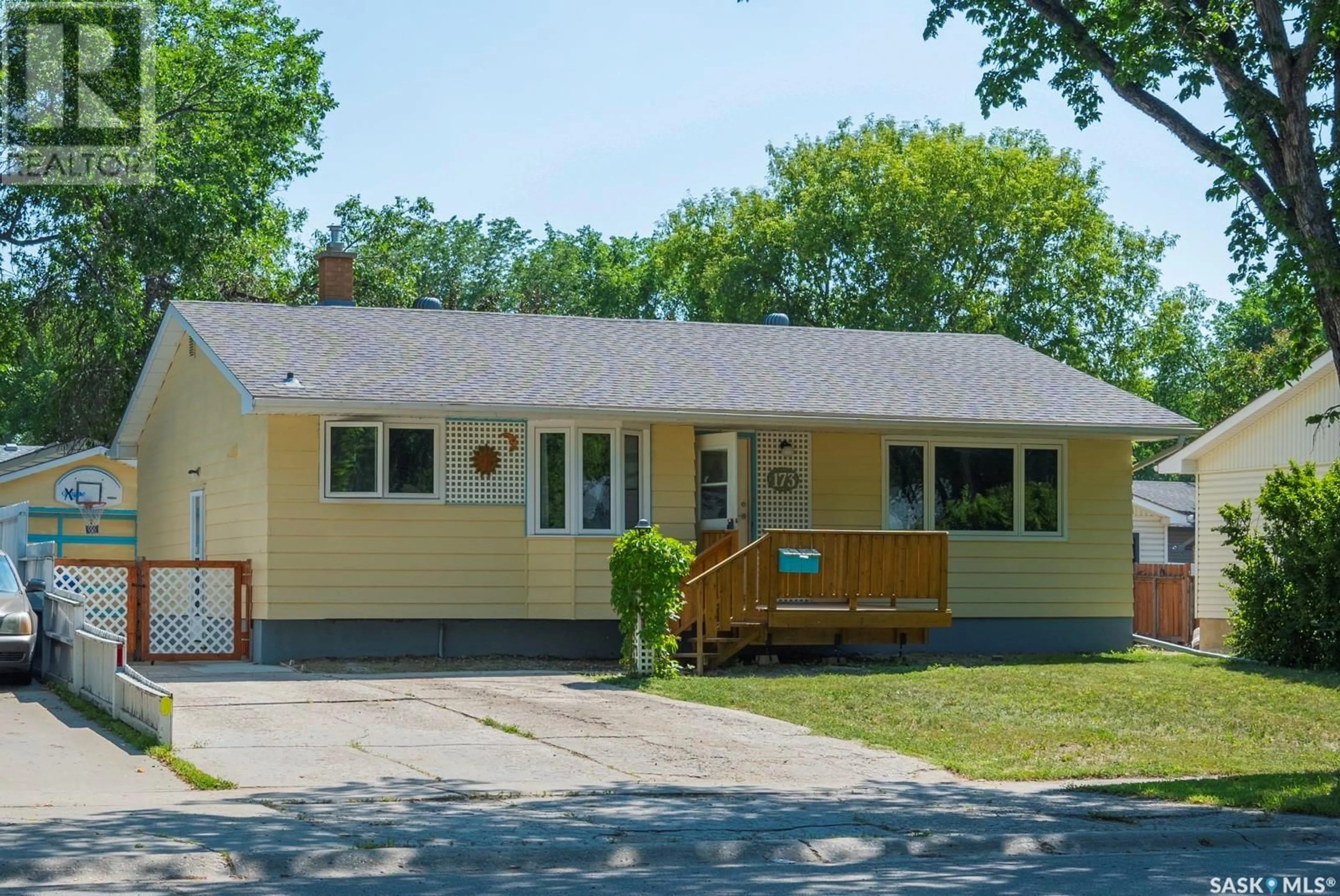 Frontside or backside of a home for 173 Cambridge AVENUE, Regina Saskatchewan S4N0L6