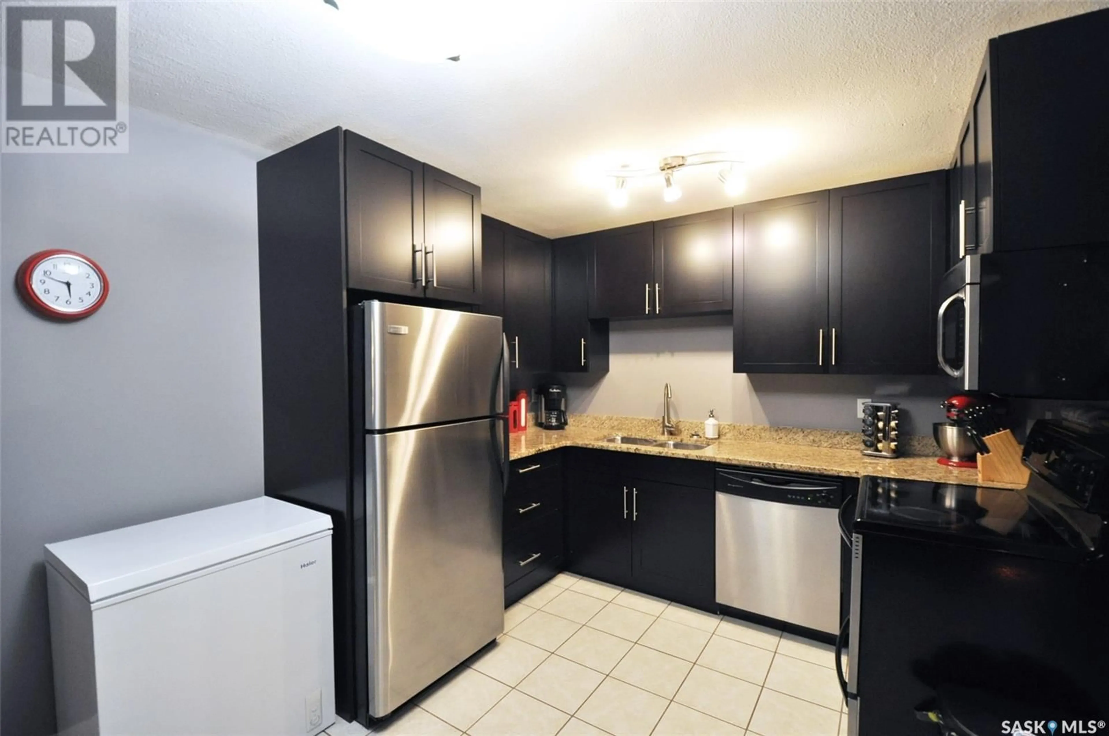 Standard kitchen for 4 2410 Louise STREET, Saskatoon Saskatchewan S7J0J1