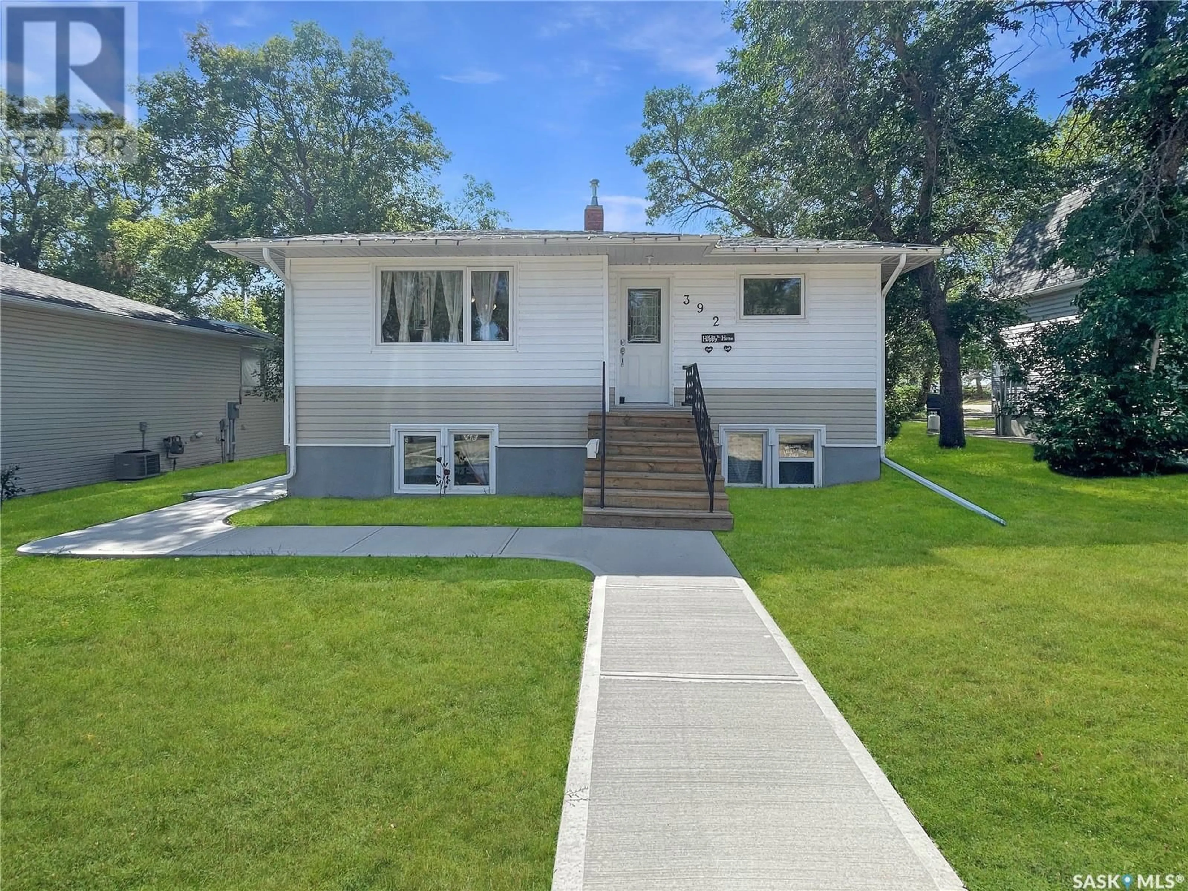 Frontside or backside of a home for 392 8th AVENUE NW, Swift Current Saskatchewan S9H1A1