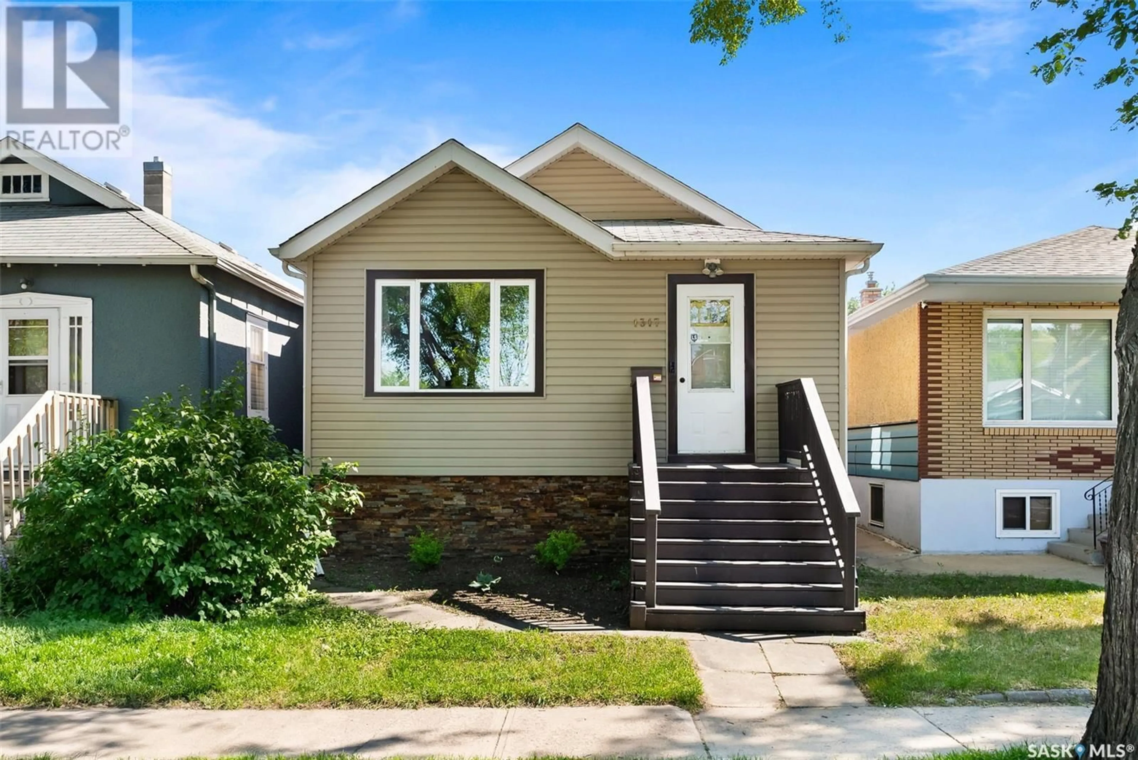 Frontside or backside of a home for 1317 Victoria AVENUE, Regina Saskatchewan S4P0P2