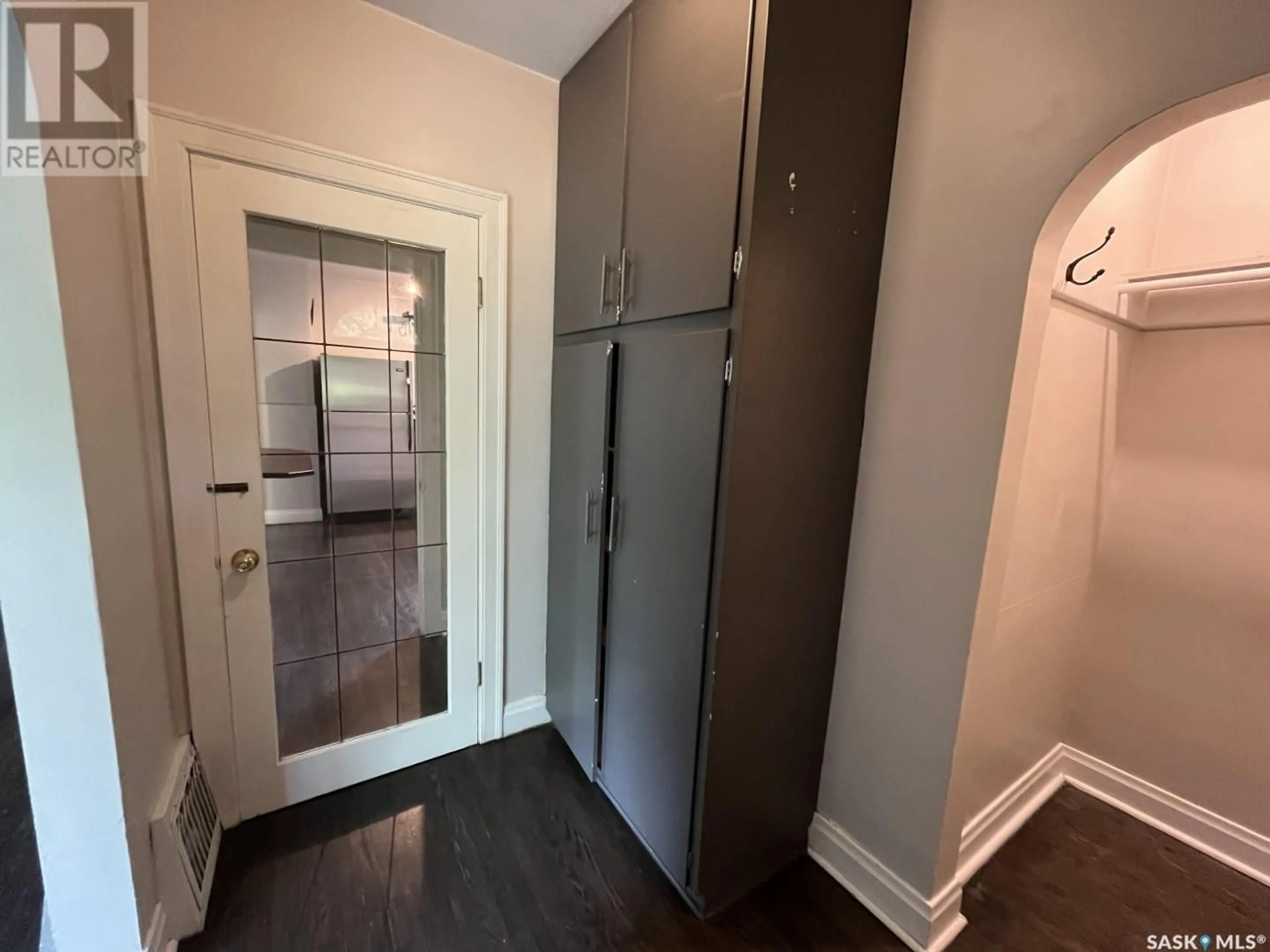 Indoor entryway for 1112 B AVENUE N, Saskatoon Saskatchewan S7L1G1