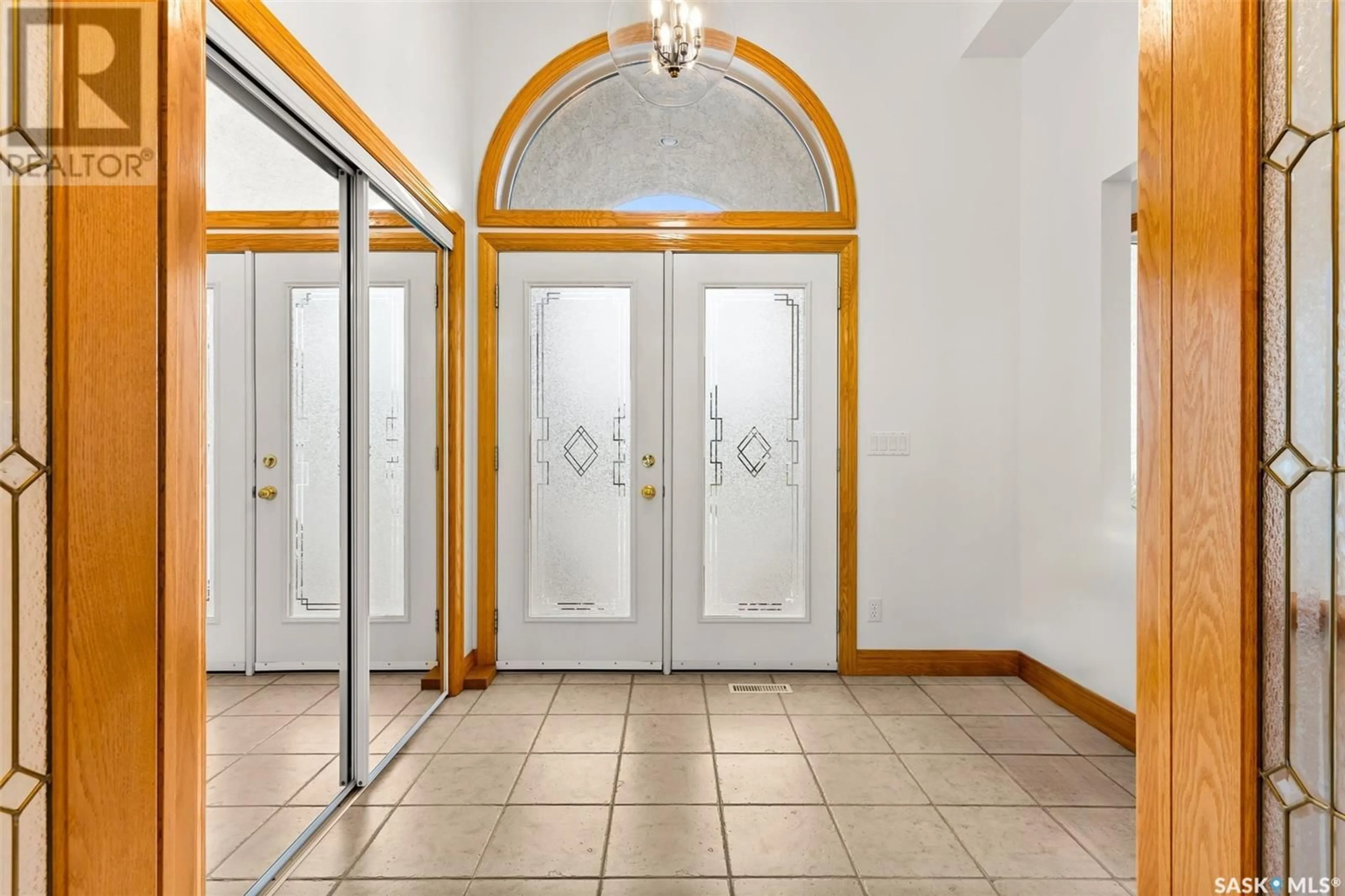 Indoor foyer for 18 Porter BAY, Emerald Park Saskatchewan S4L1B9