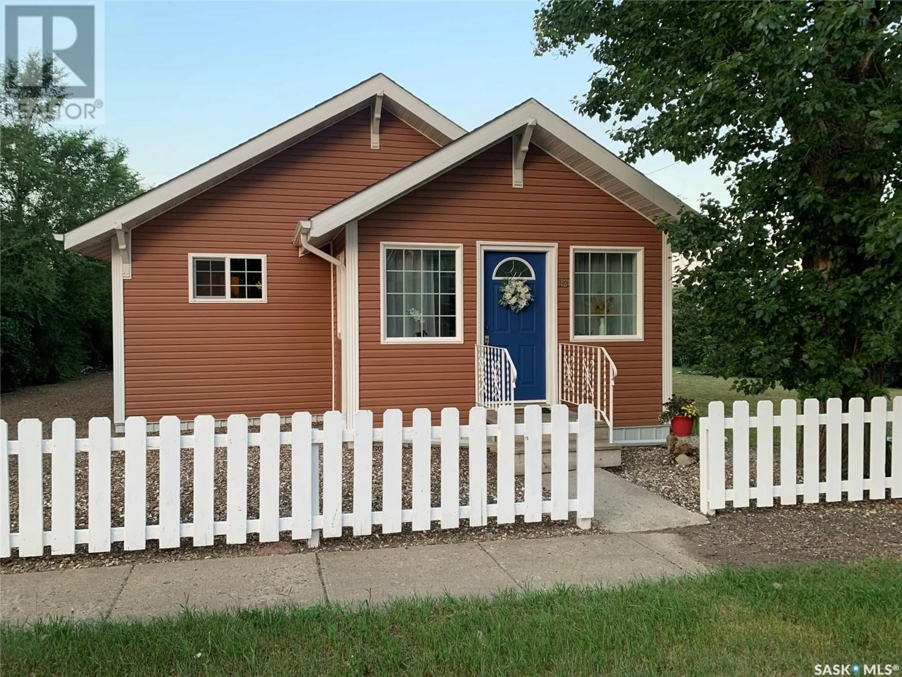 Frontside or backside of a home for 113 Churchill AVENUE, Coronach Saskatchewan S0H0Z0