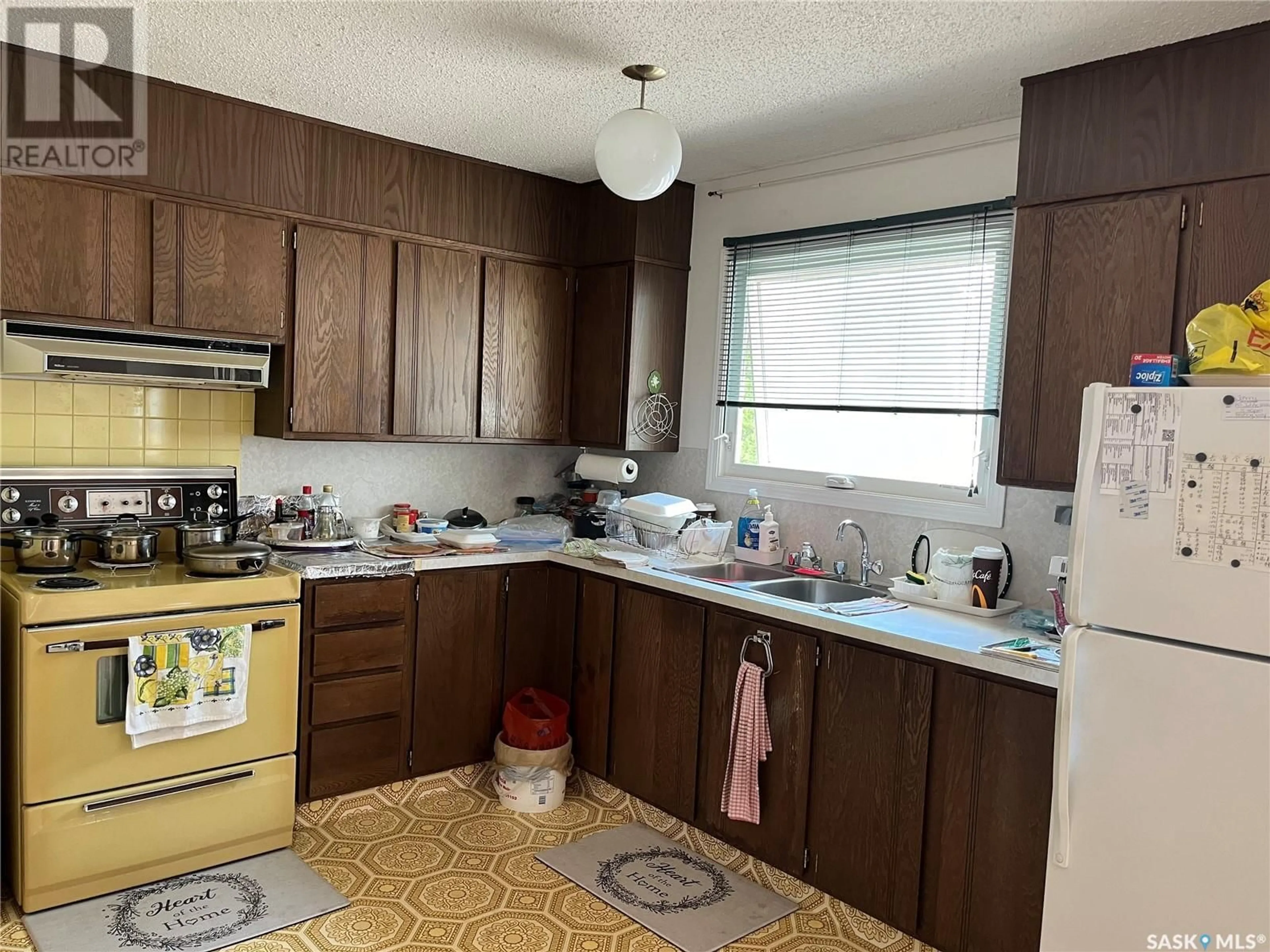 Standard kitchen for 550 3rd AVENUE NW, Moose Jaw Saskatchewan S6H7B6