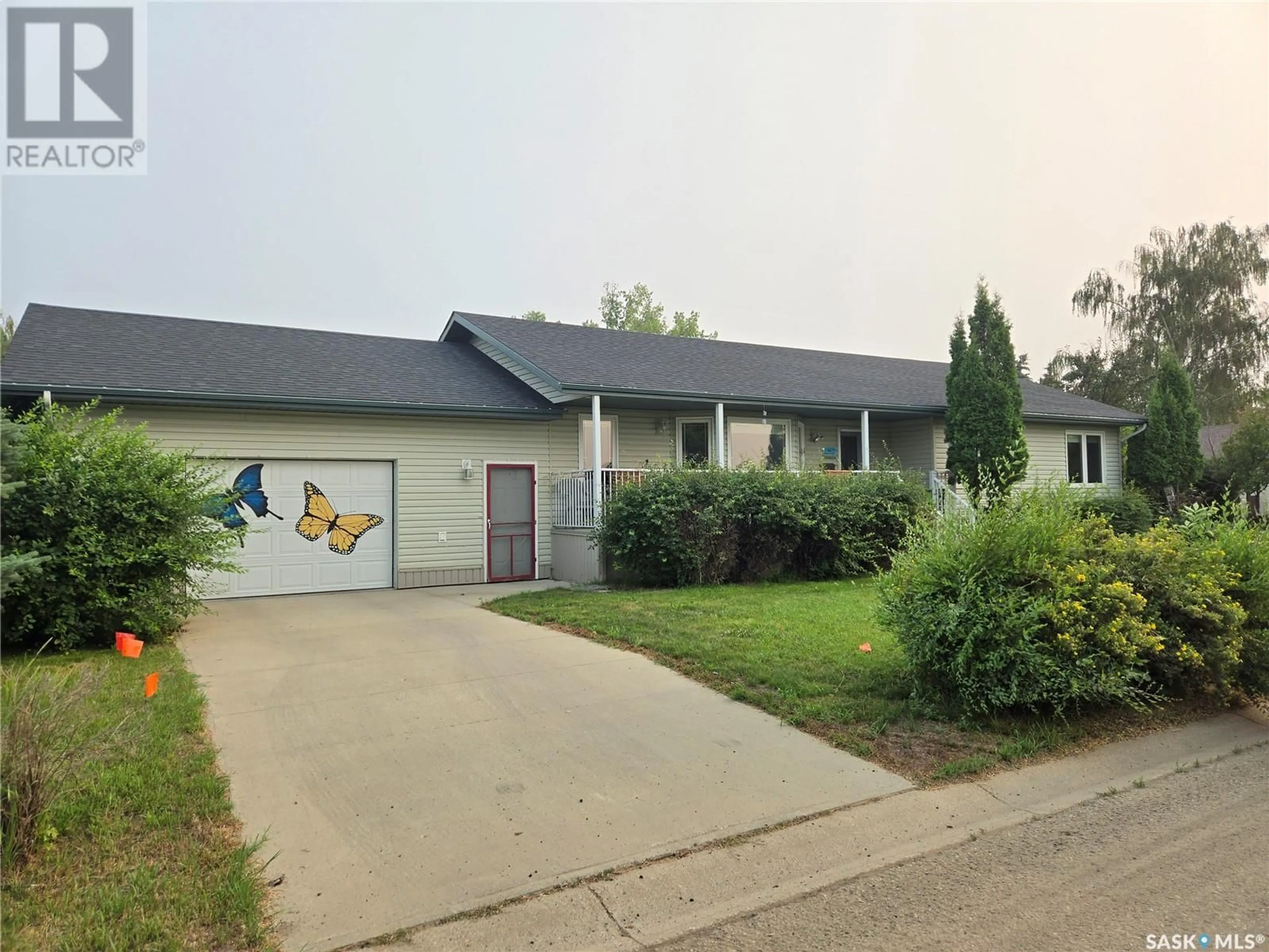 Frontside or backside of a home for 402 McGillivray STREET, Outlook Saskatchewan S0L2N0