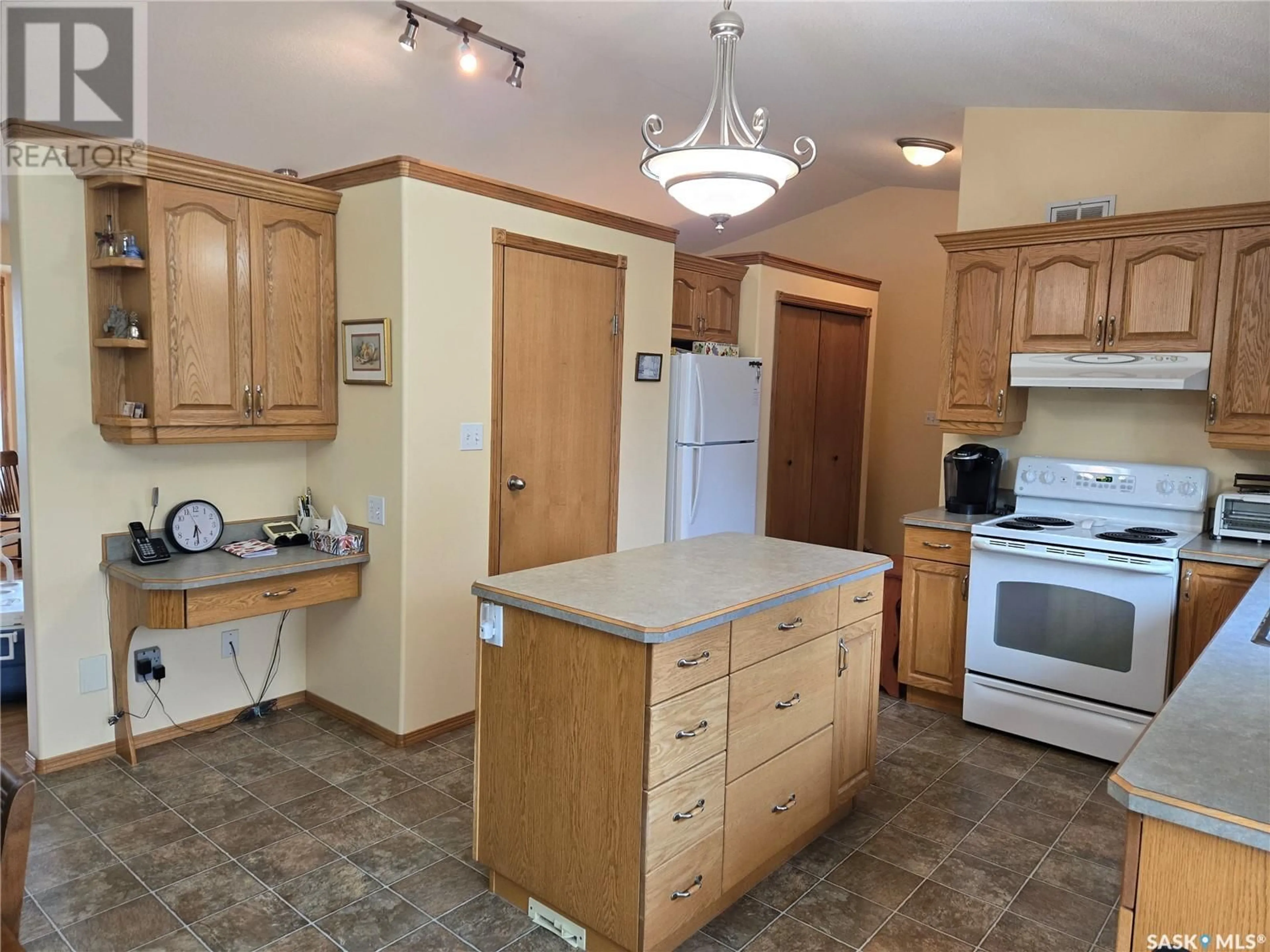 Standard kitchen for 402 McGillivray STREET, Outlook Saskatchewan S0L2N0