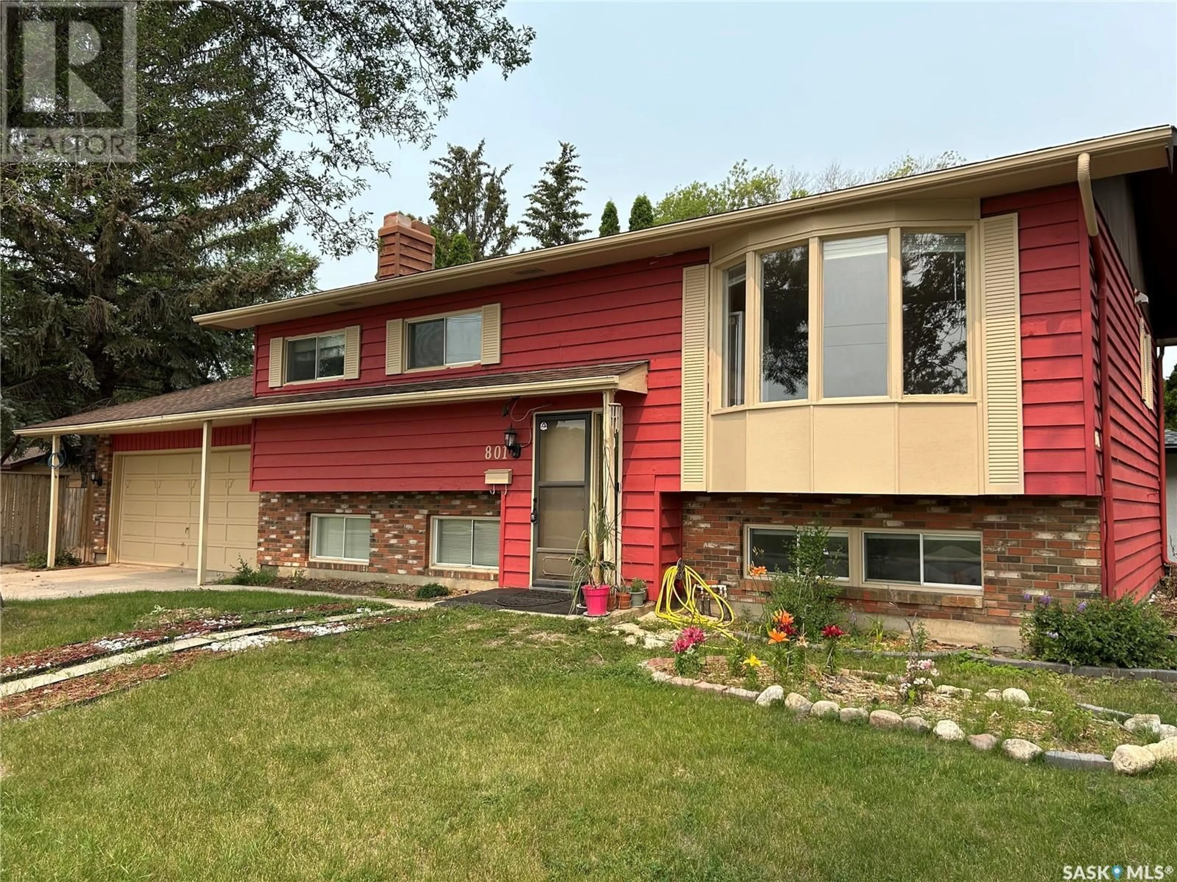 Home with vinyl exterior material for 801 V AVENUE N, Saskatoon Saskatchewan S7L3E9