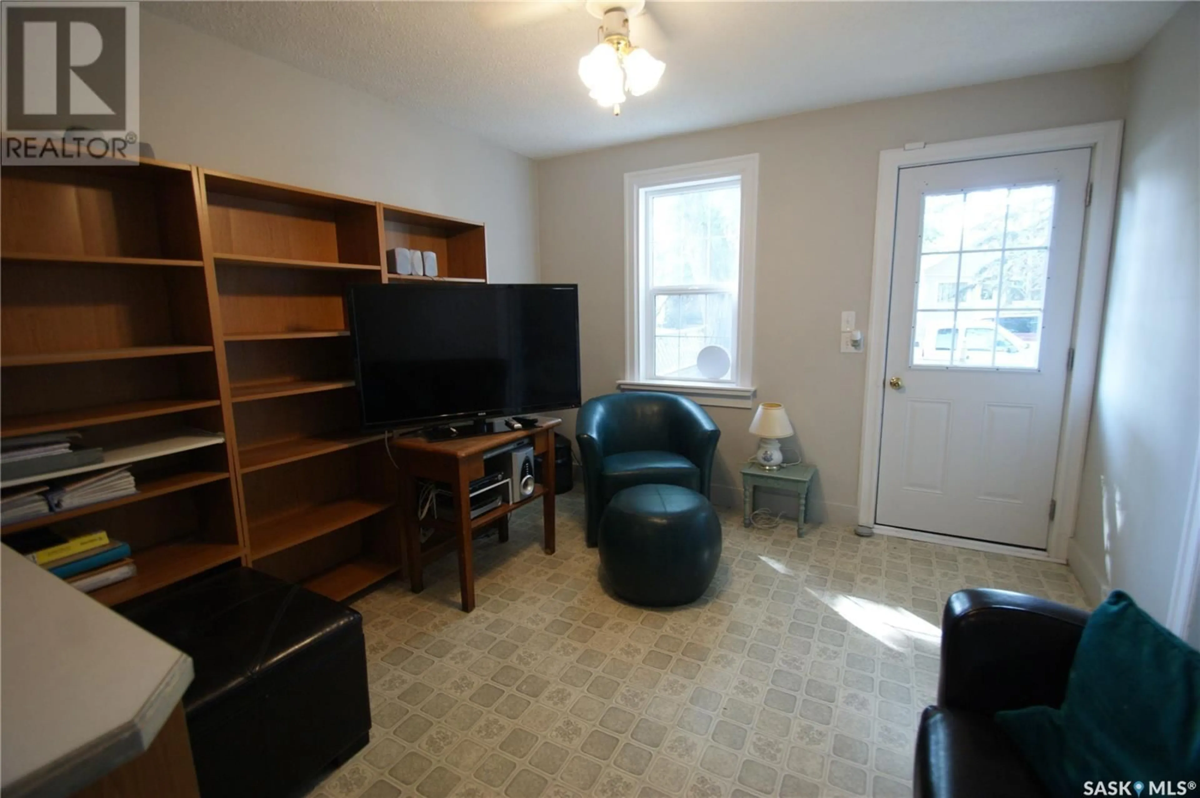 Living room for 134 K AVENUE S, Saskatoon Saskatchewan S7M2C6