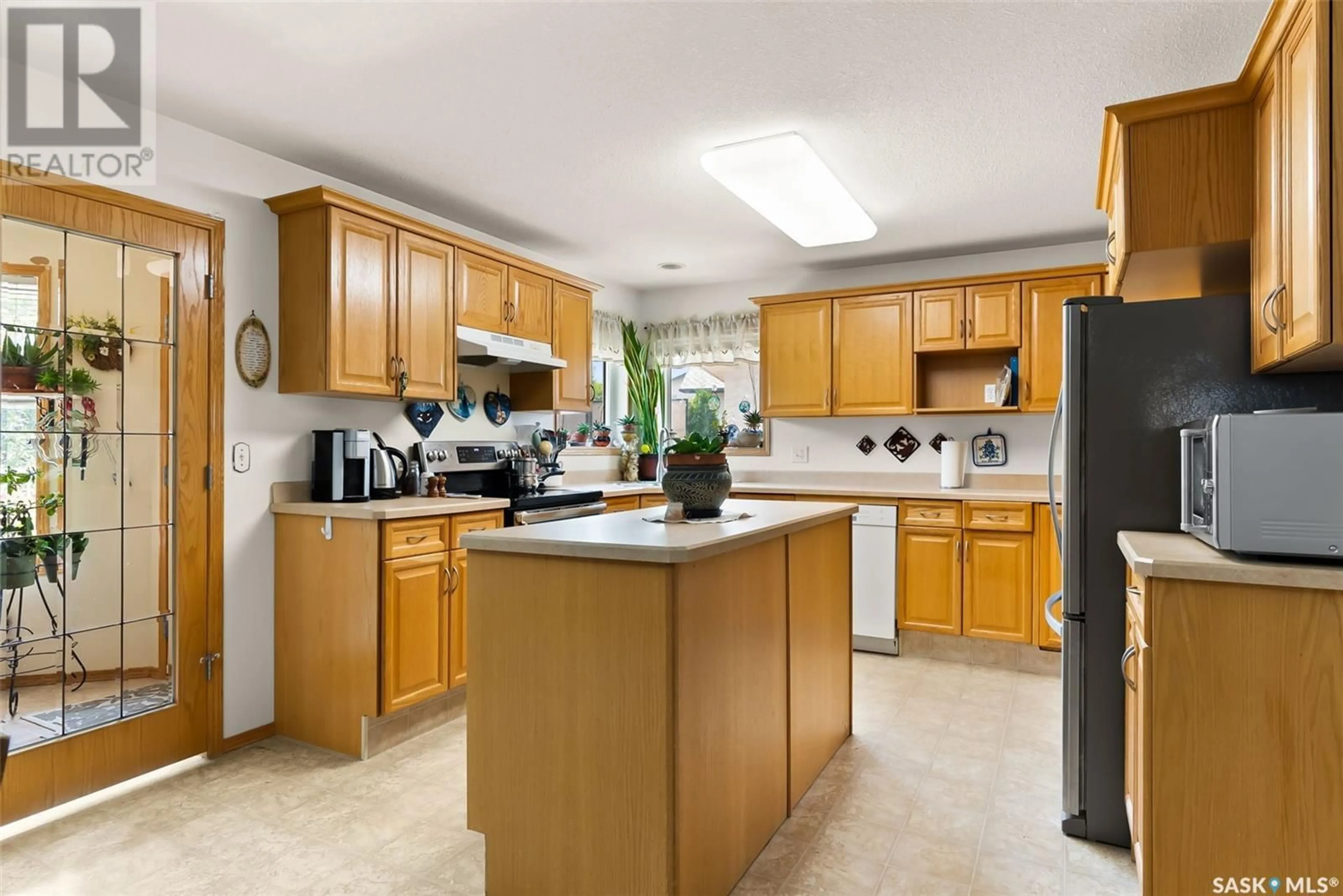 Standard kitchen for 7207 Maple View CRESCENT, Regina Saskatchewan S4X4S3