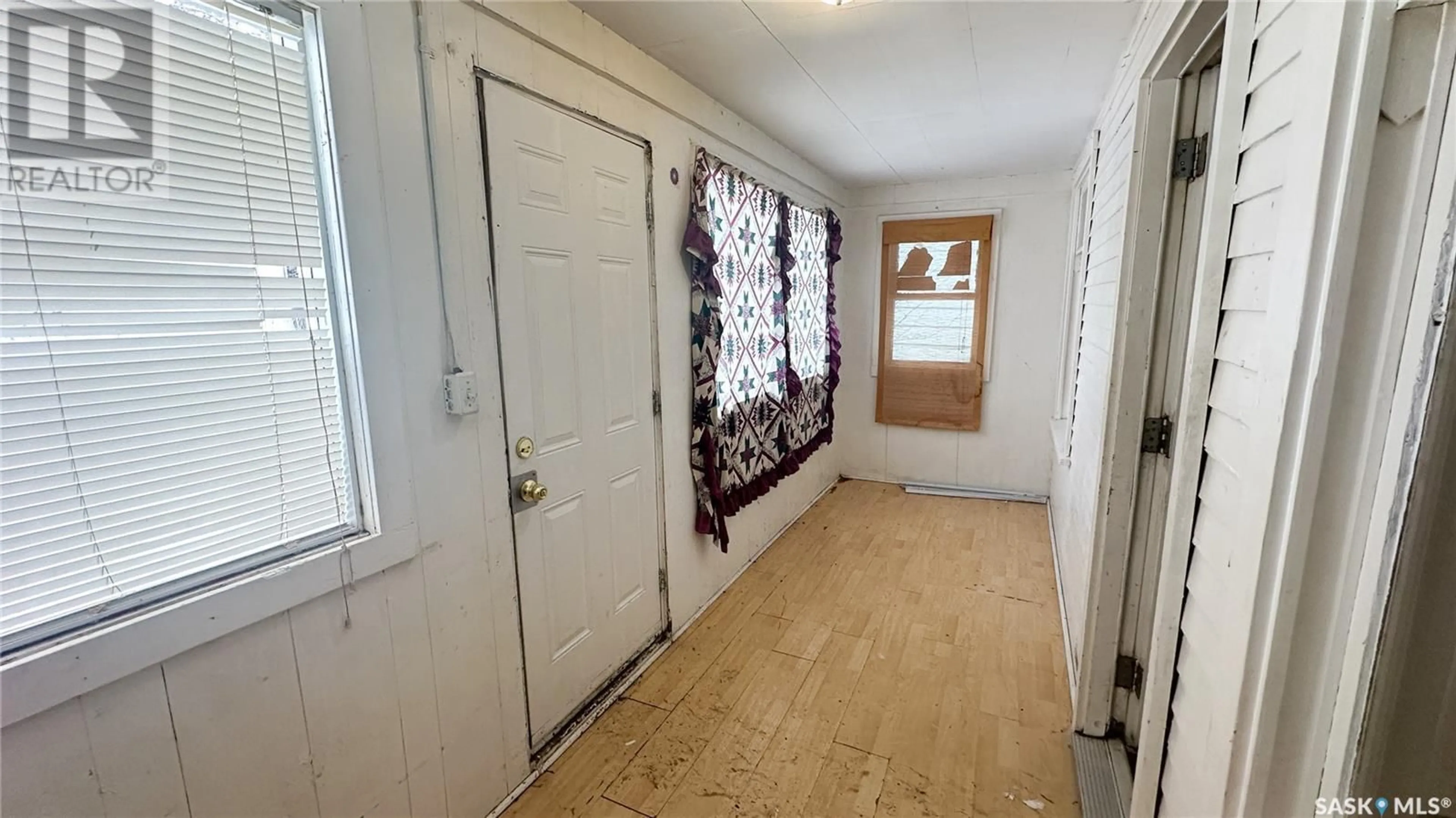 Indoor entryway, wood floors for 875 RETALLACK STREET, Regina Saskatchewan S4T2G9