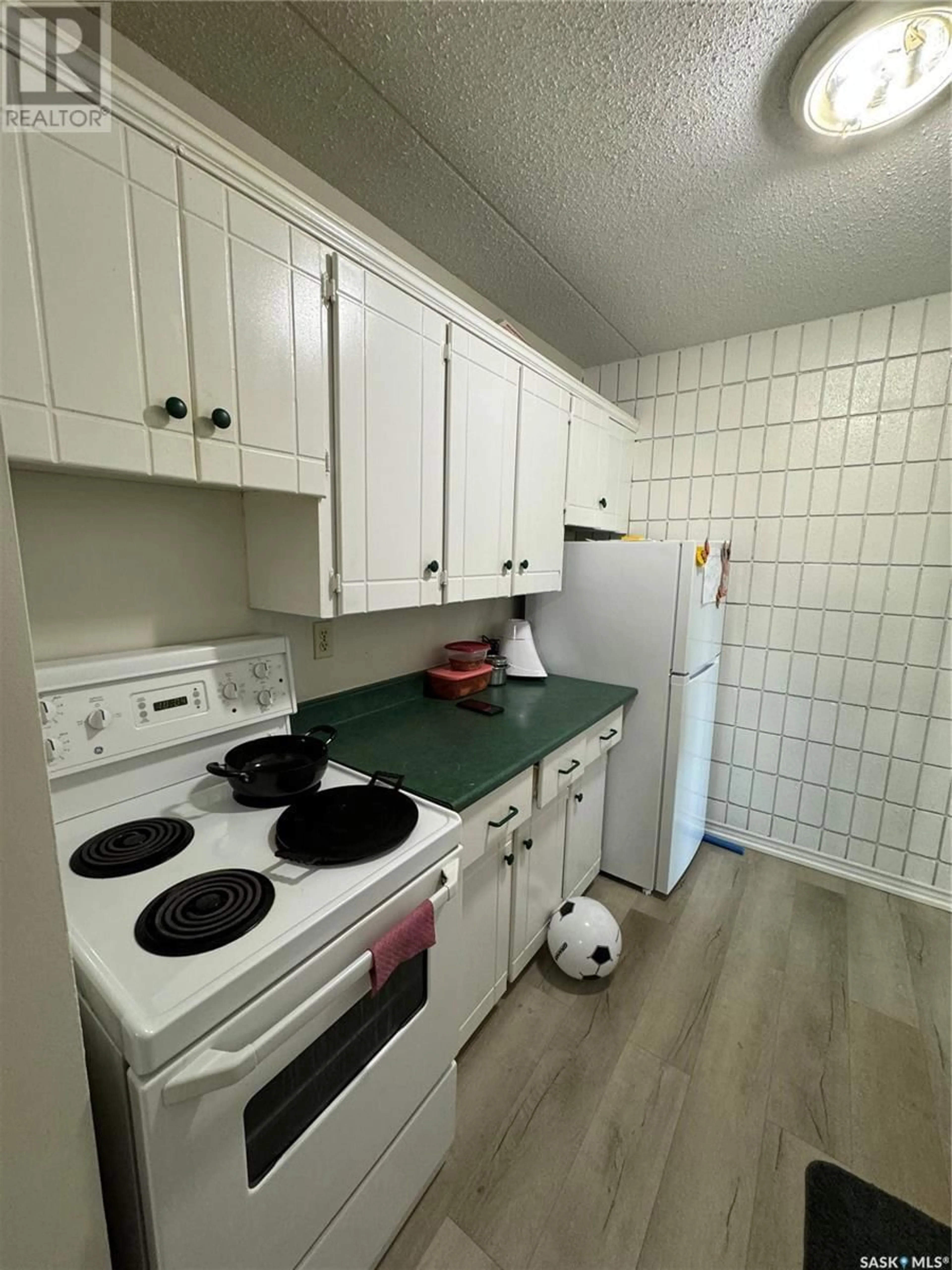 Standard kitchen for 208 590 Laurier STREET W, Moose Jaw Saskatchewan S6H6X6