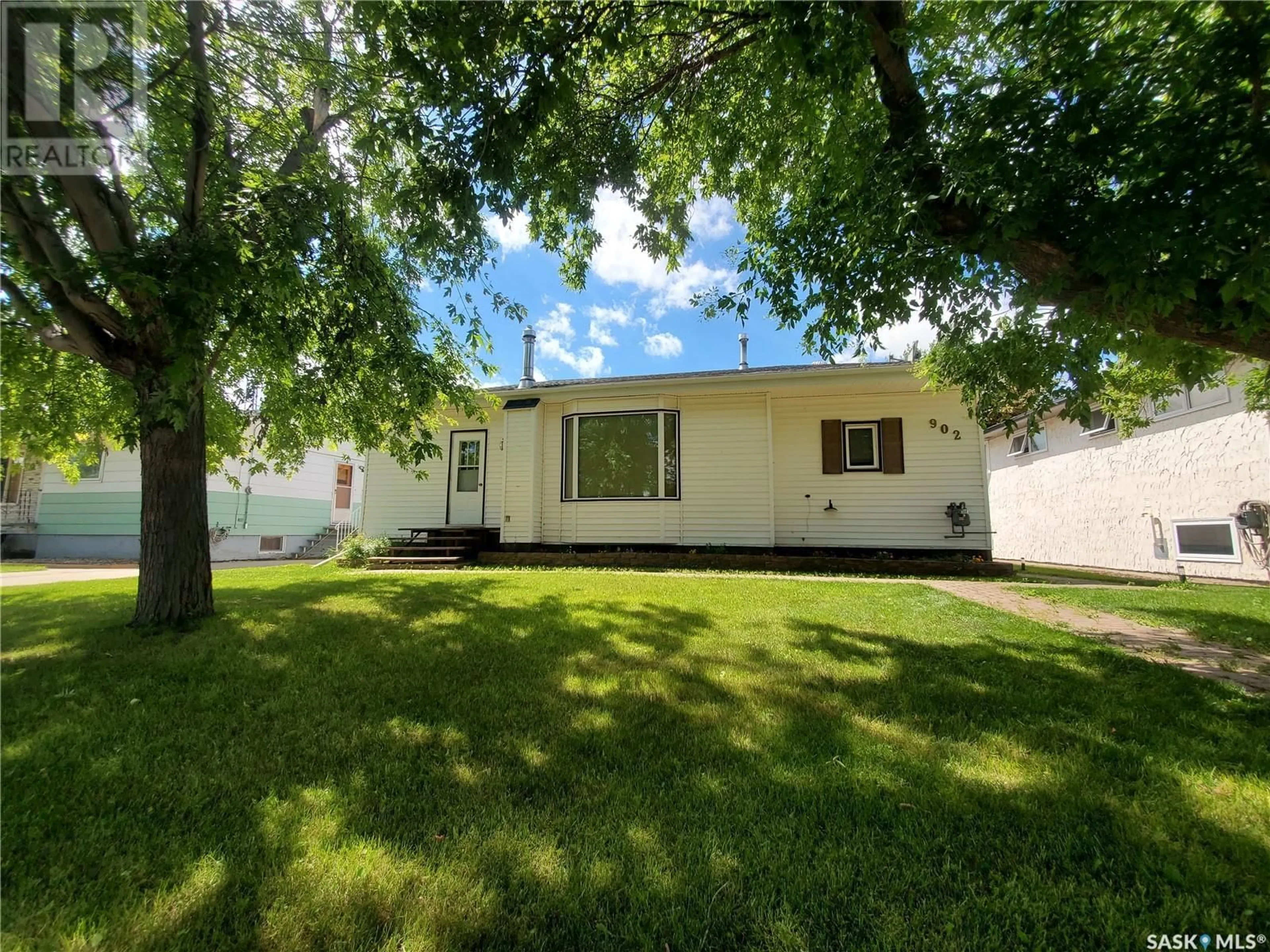 Frontside or backside of a home for 902 Francis STREET, Grenfell Saskatchewan S0G2B0