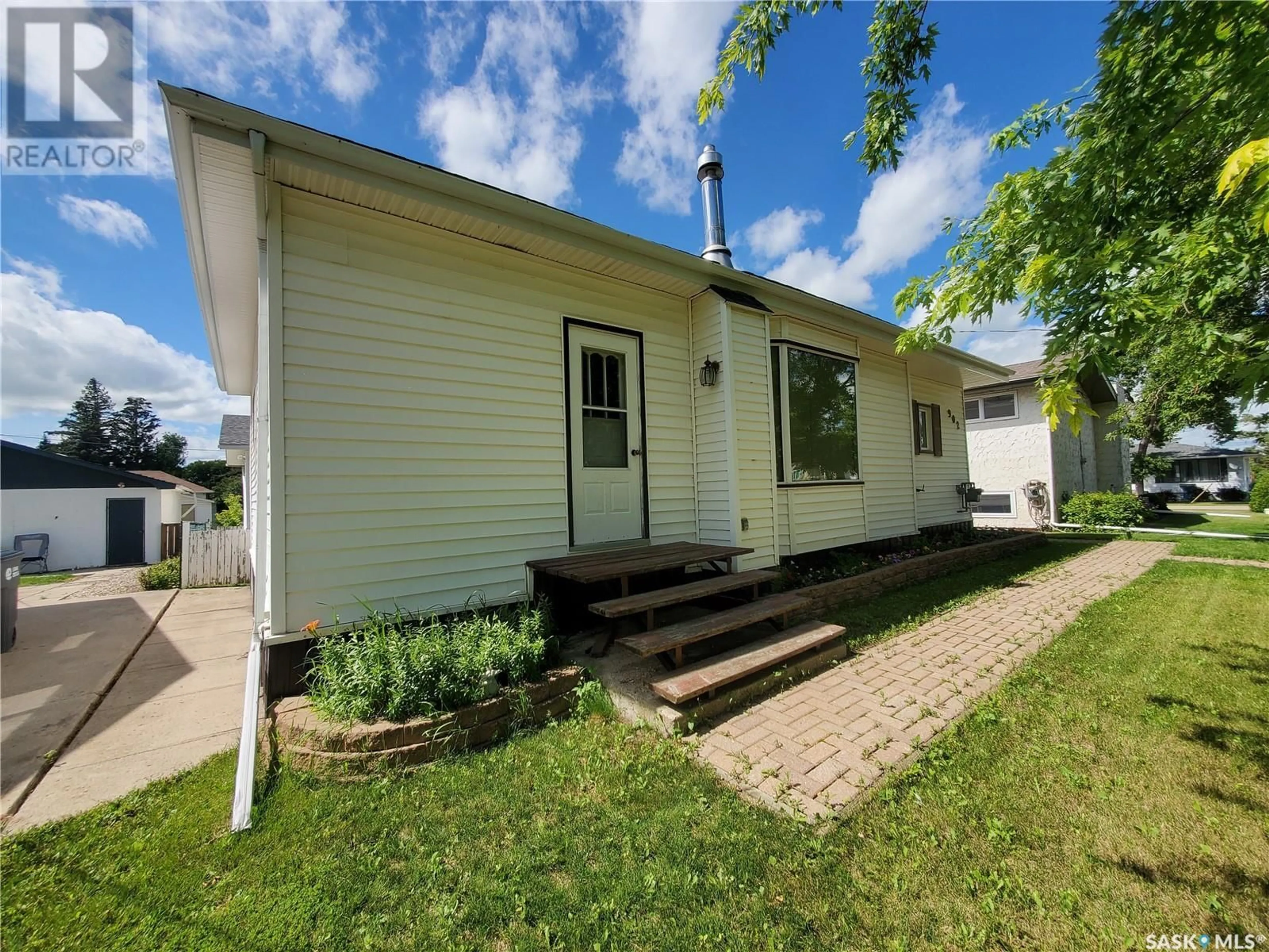 Frontside or backside of a home for 902 Francis STREET, Grenfell Saskatchewan S0G2B0