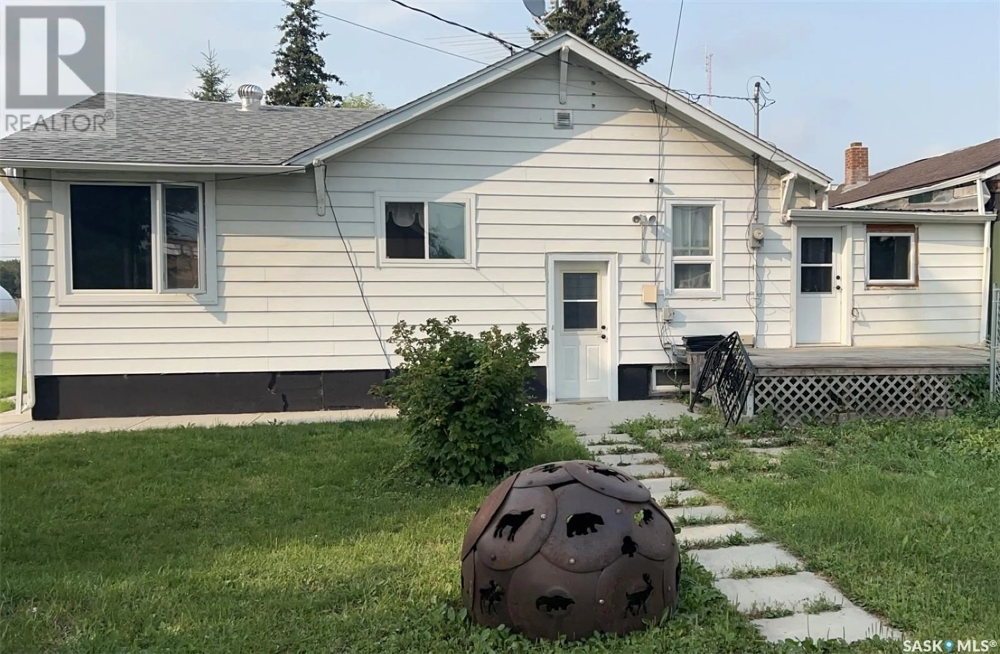 Frontside or backside of a home for 122 1st AVENUE W, Canora Saskatchewan S0A0L0