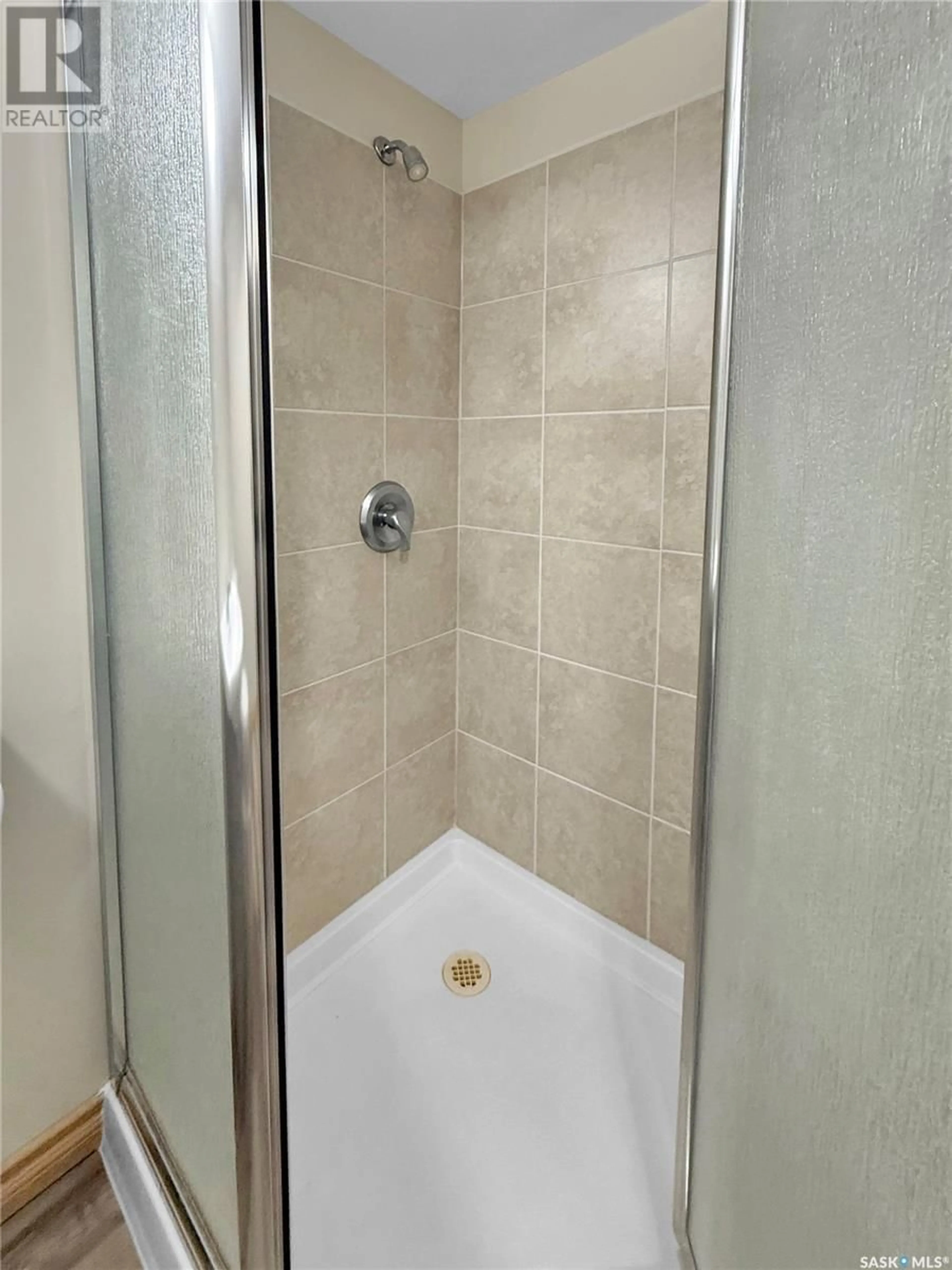Standard bathroom, ceramic/tile floor for 530 3RD AVENUE, Esterhazy Saskatchewan S0A0X0