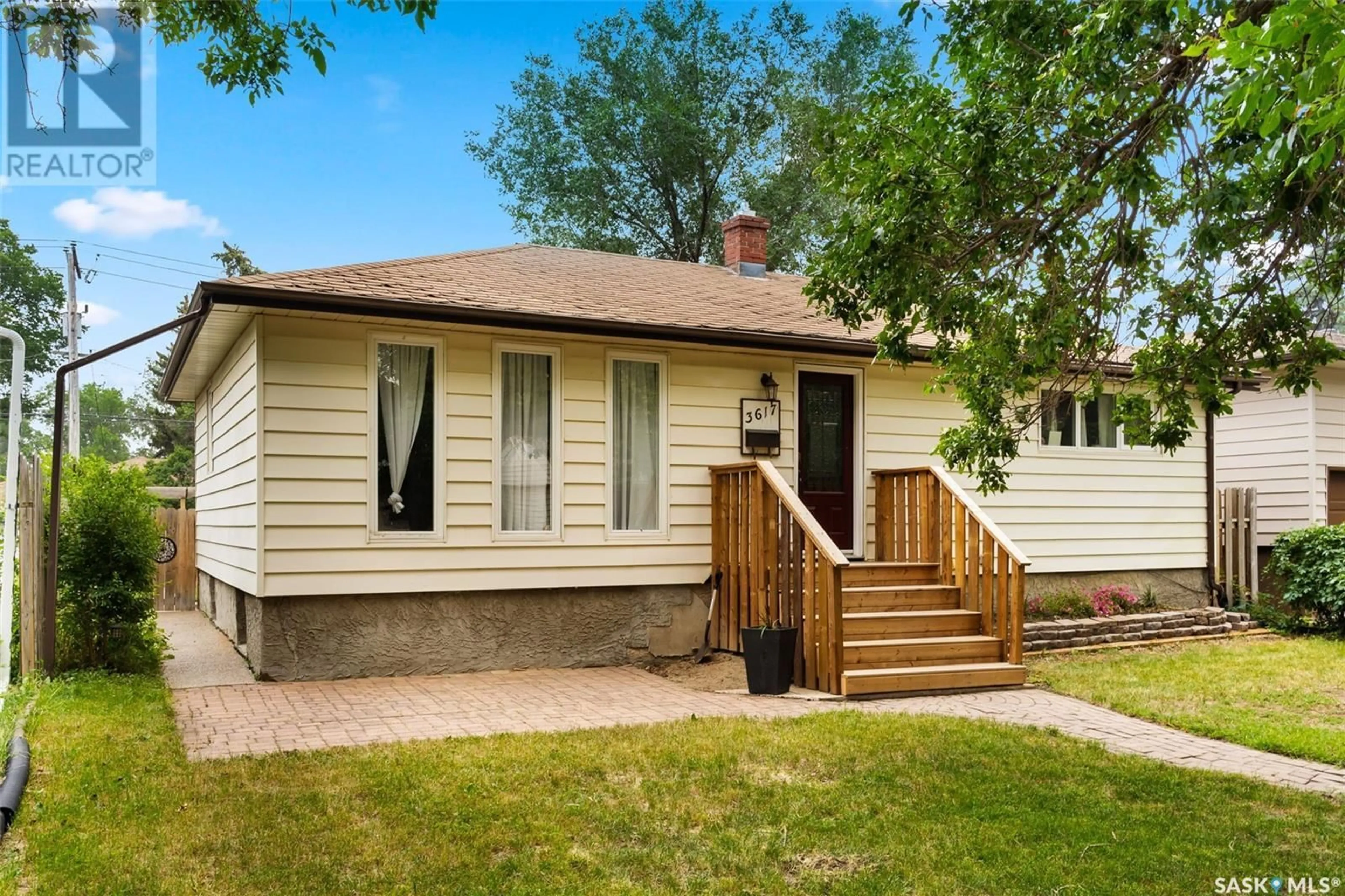 Home with vinyl exterior material for 3617 Mason AVENUE, Regina Saskatchewan S4S0Z7