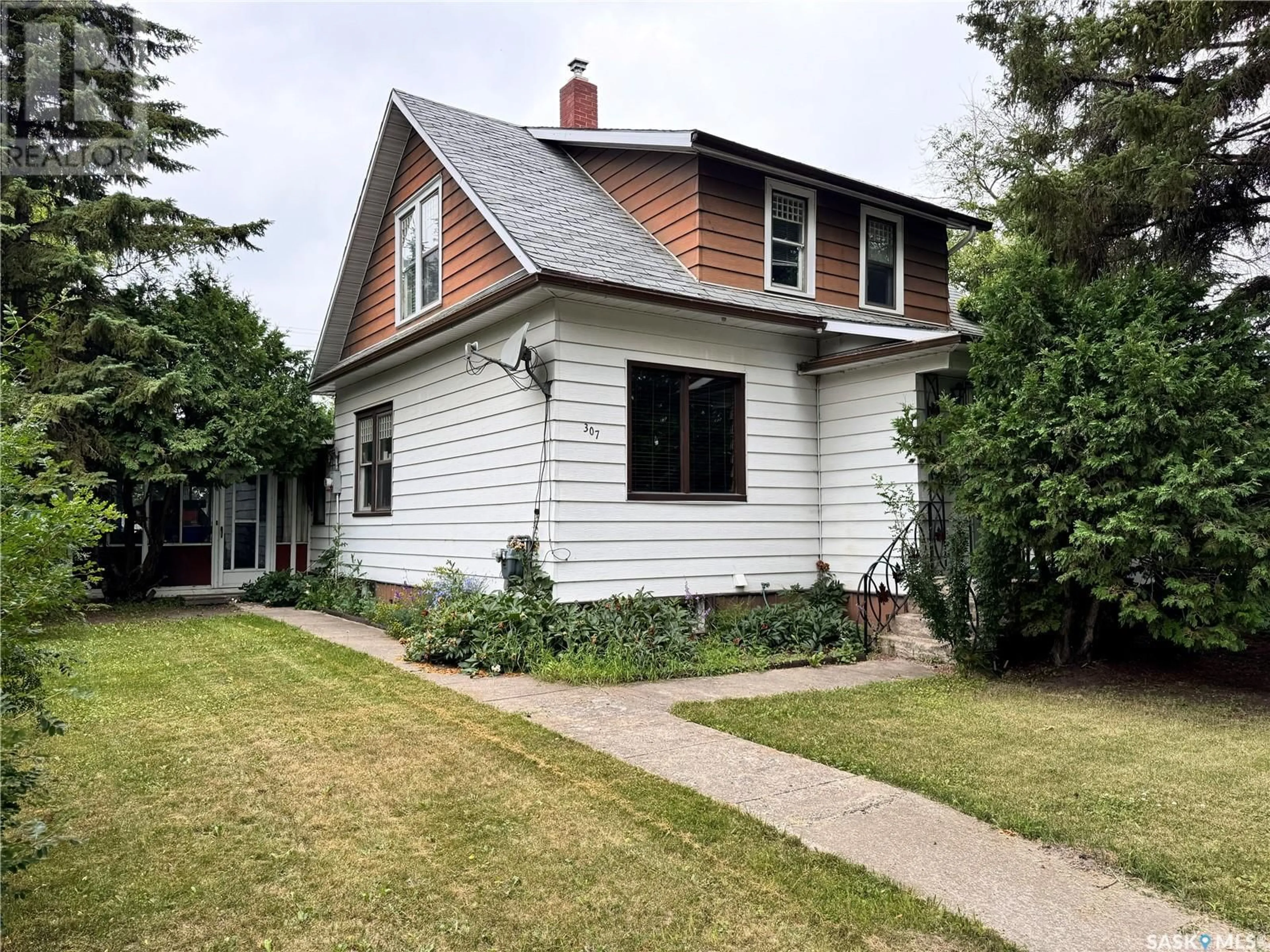 Frontside or backside of a home for 307 1st STREET E, Wynyard Saskatchewan S0A4T0