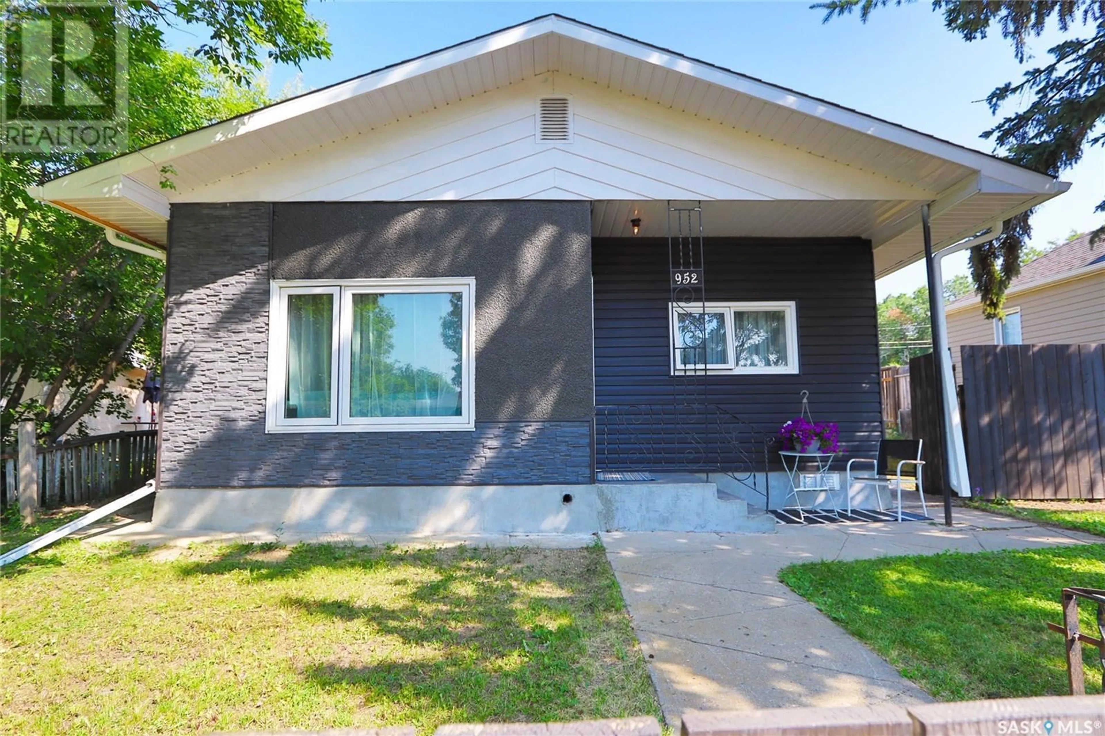 Frontside or backside of a home for 952 CARIBOU STREET W, Moose Jaw Saskatchewan S6H2L5