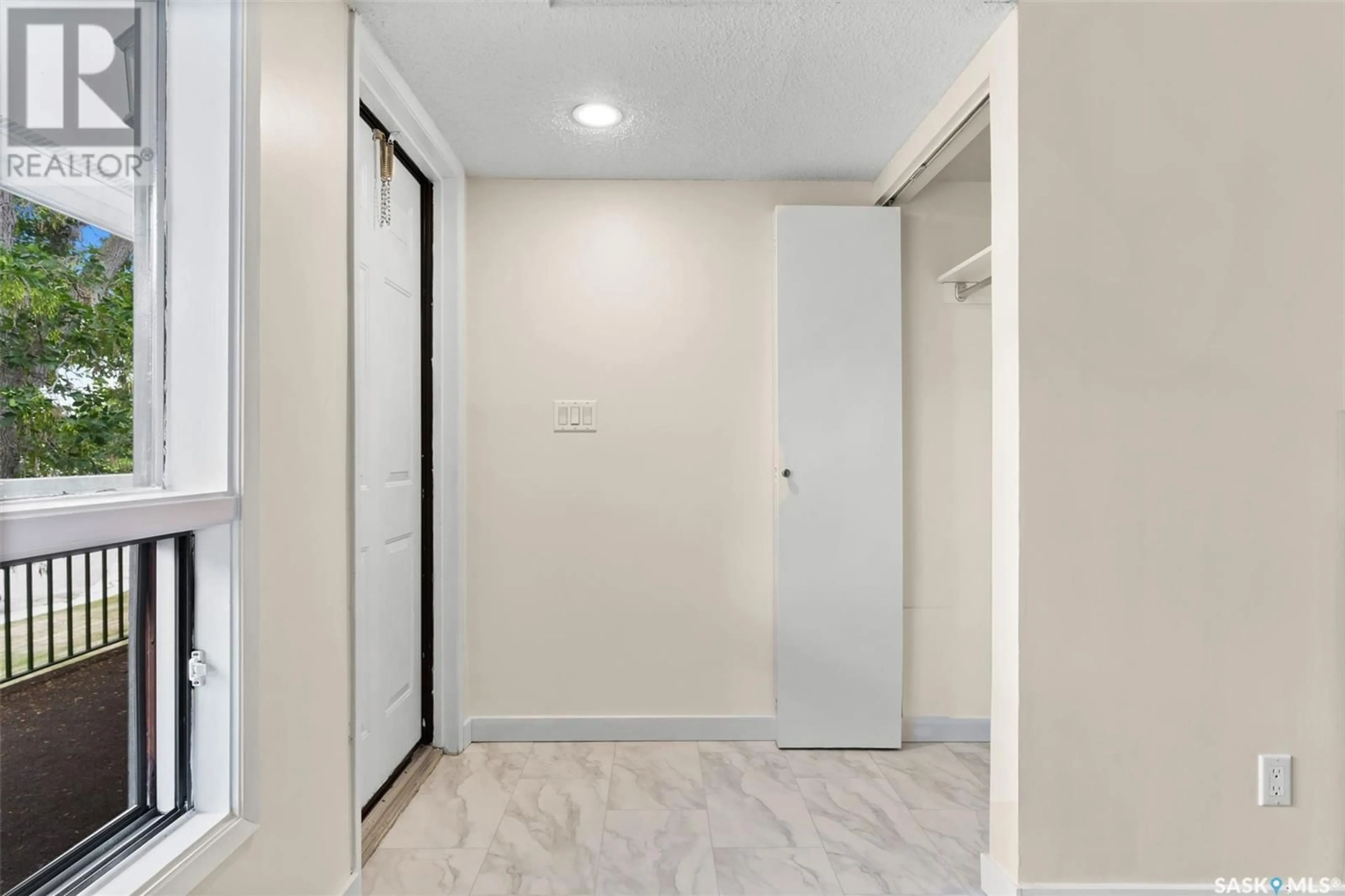 Indoor foyer for 6 Gore PLACE, Regina Saskatchewan S4T7S4