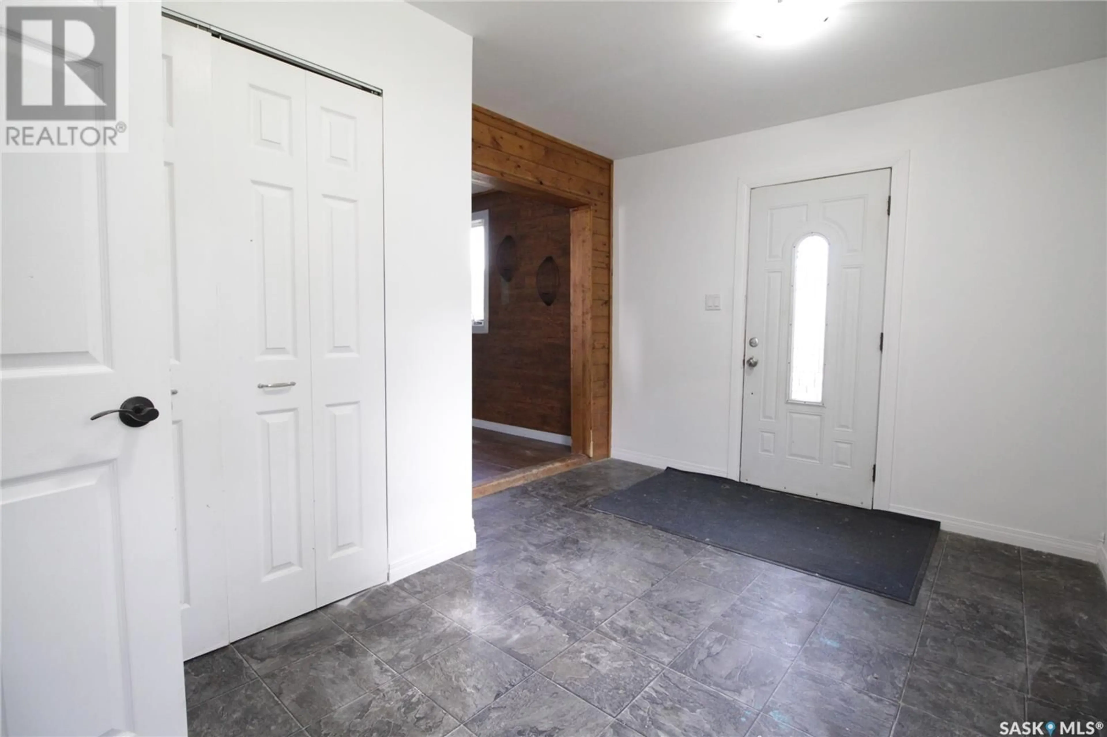 Indoor entryway for 811 McNaughton STREET, Moosomin Saskatchewan S0G3N0