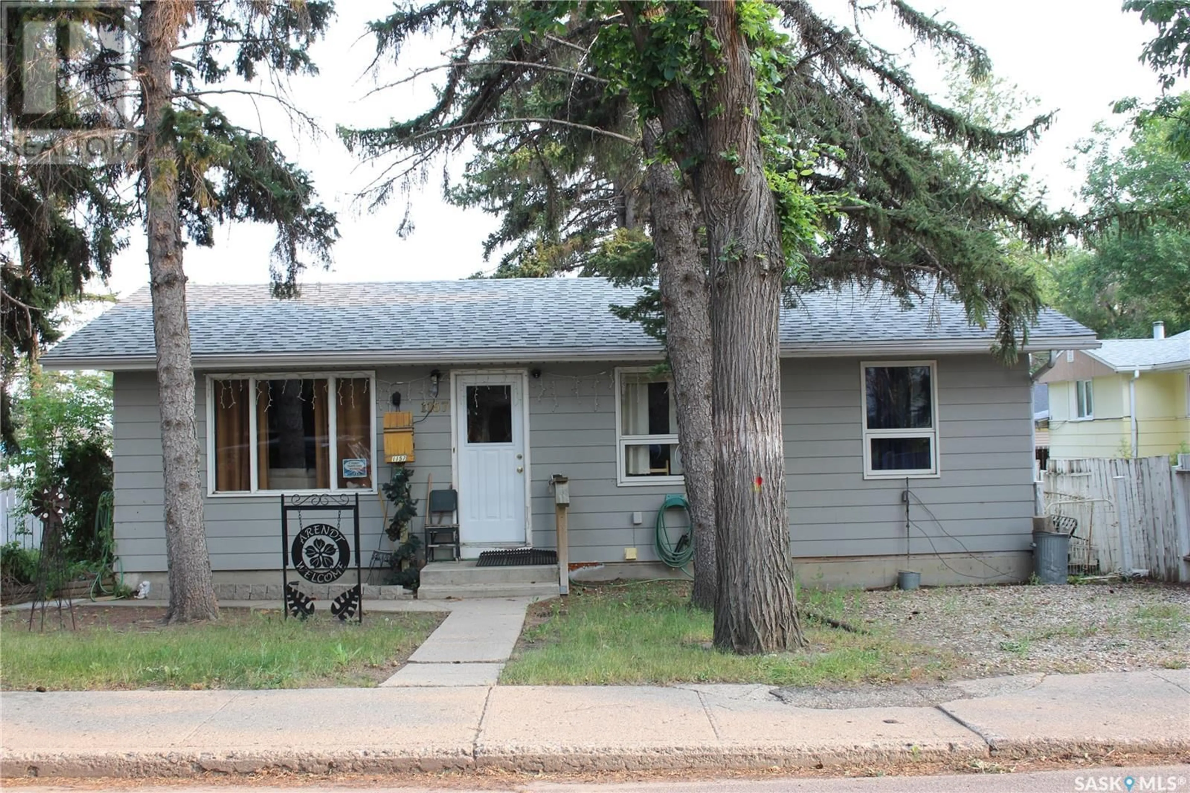 A pic from exterior of the house or condo for 1157 Montgomery STREET, Moose Jaw Saskatchewan S6H2X2