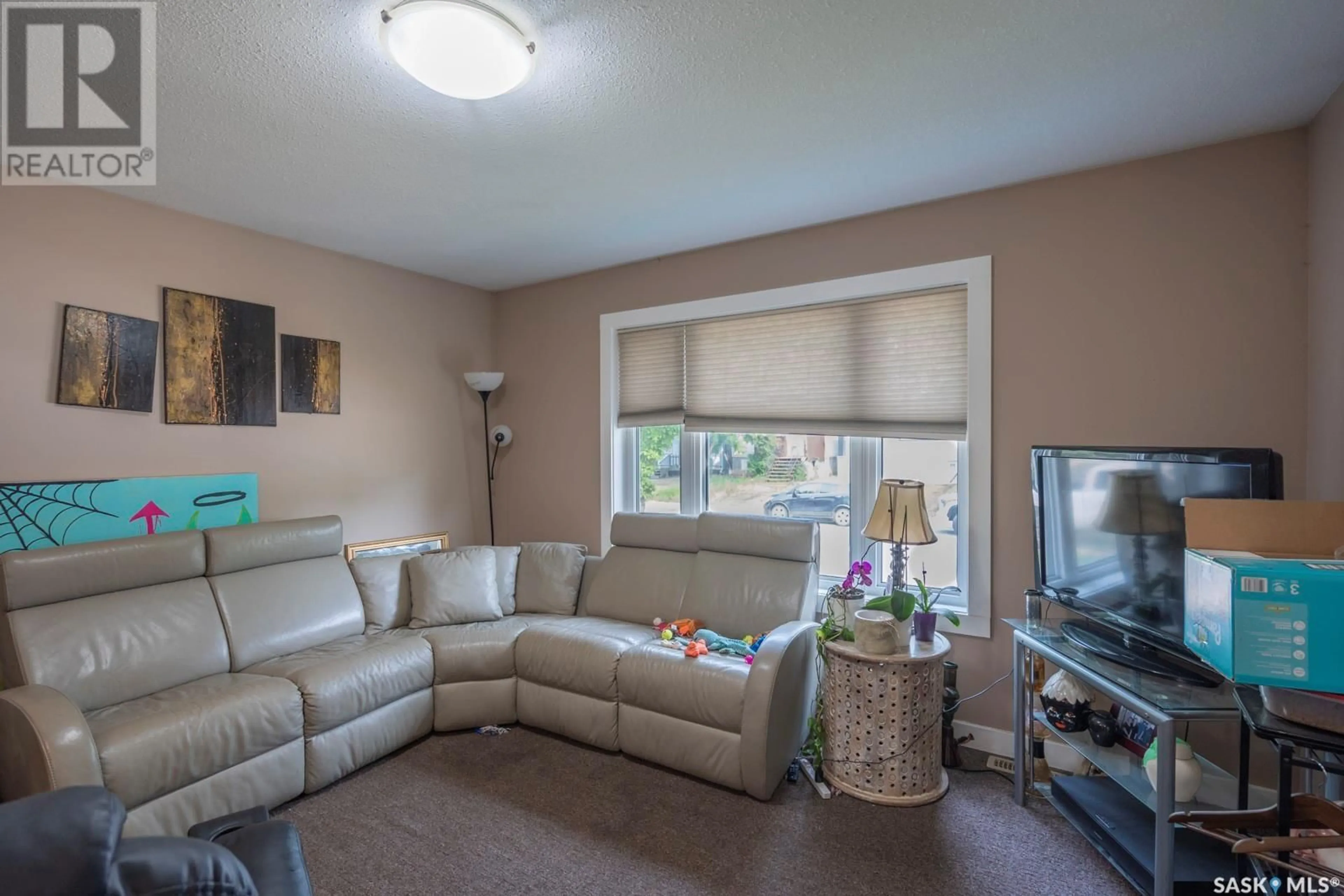 Living room for 460 MONTREAL STREET, Regina Saskatchewan S4R1L3