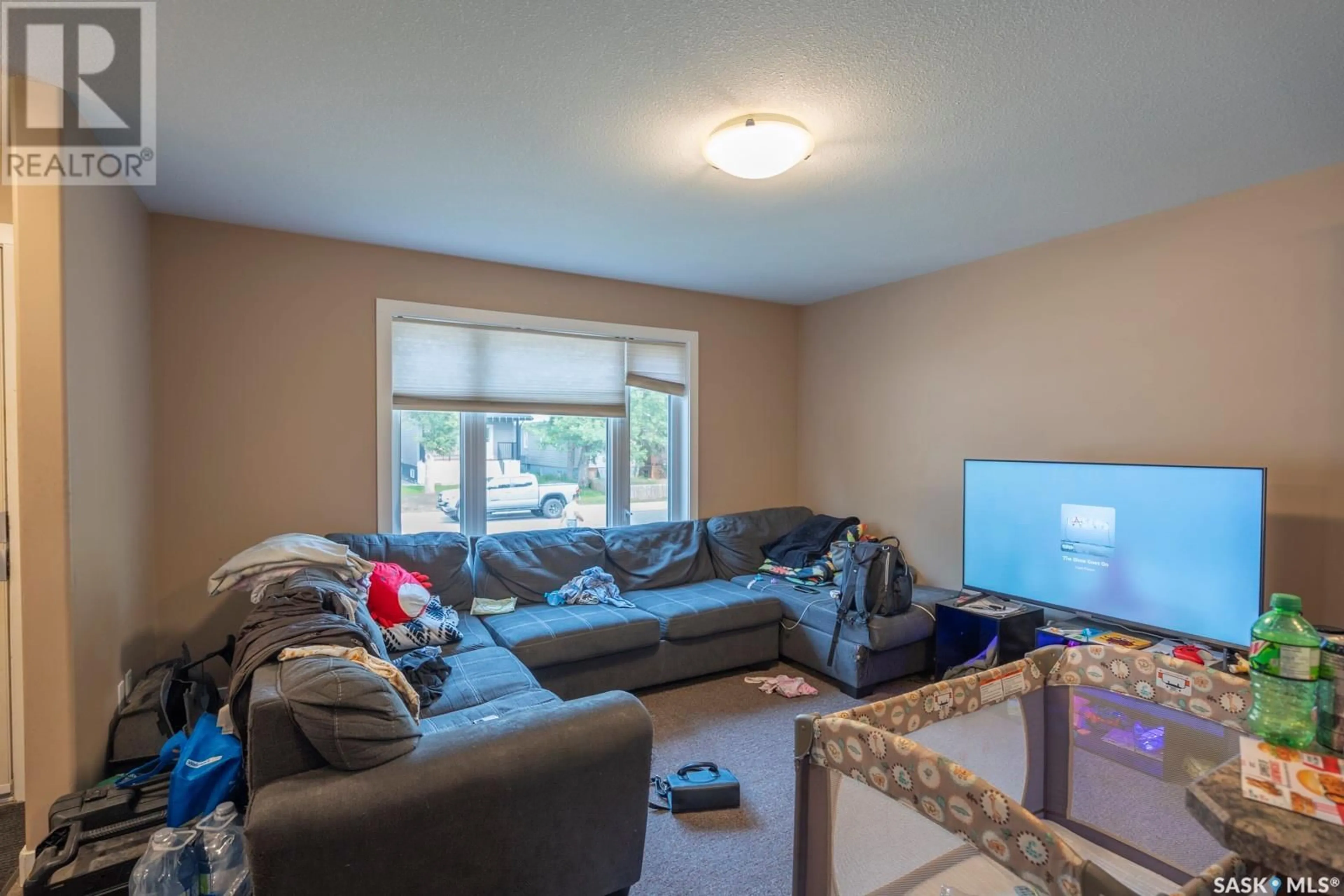 Living room for 464 MONTREAL STREET, Regina Saskatchewan S4R1L3