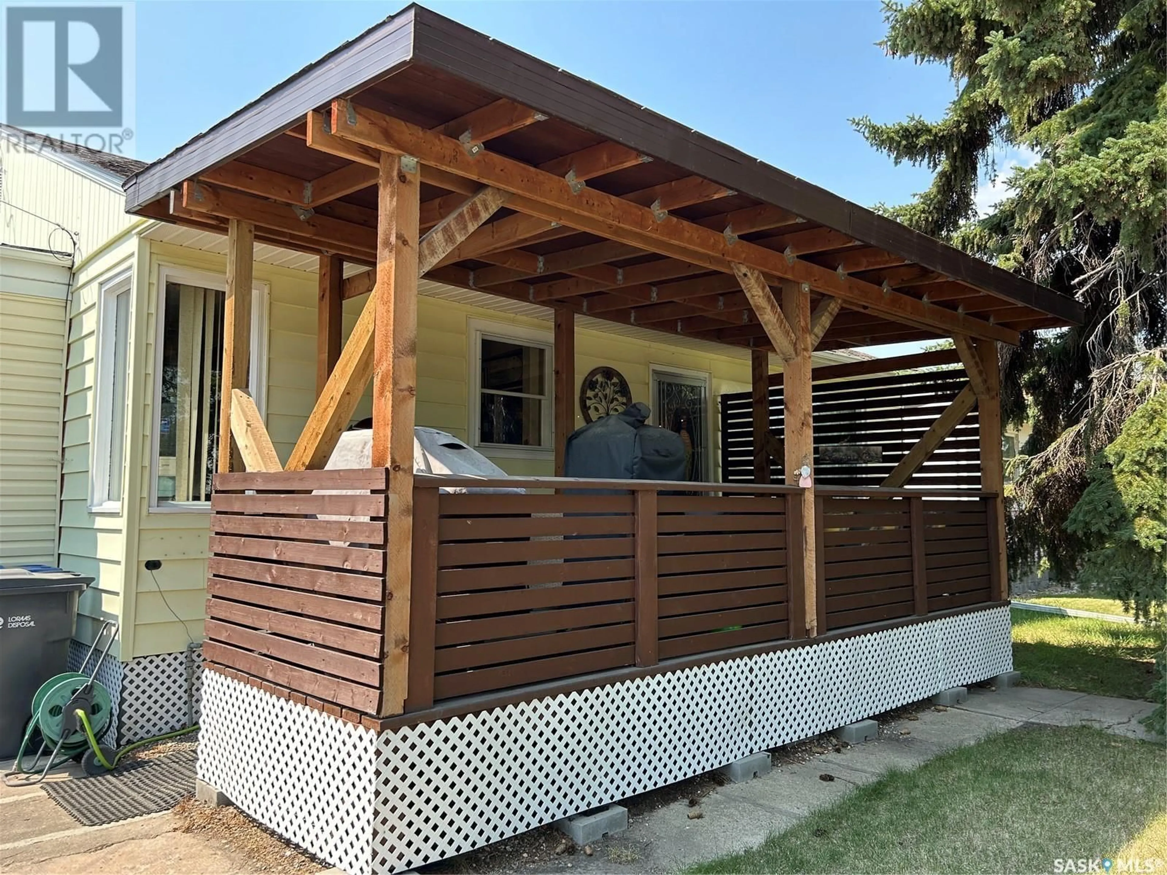 Patio, street for 609 WALSH AVENUE, Oxbow Saskatchewan S0C2B0