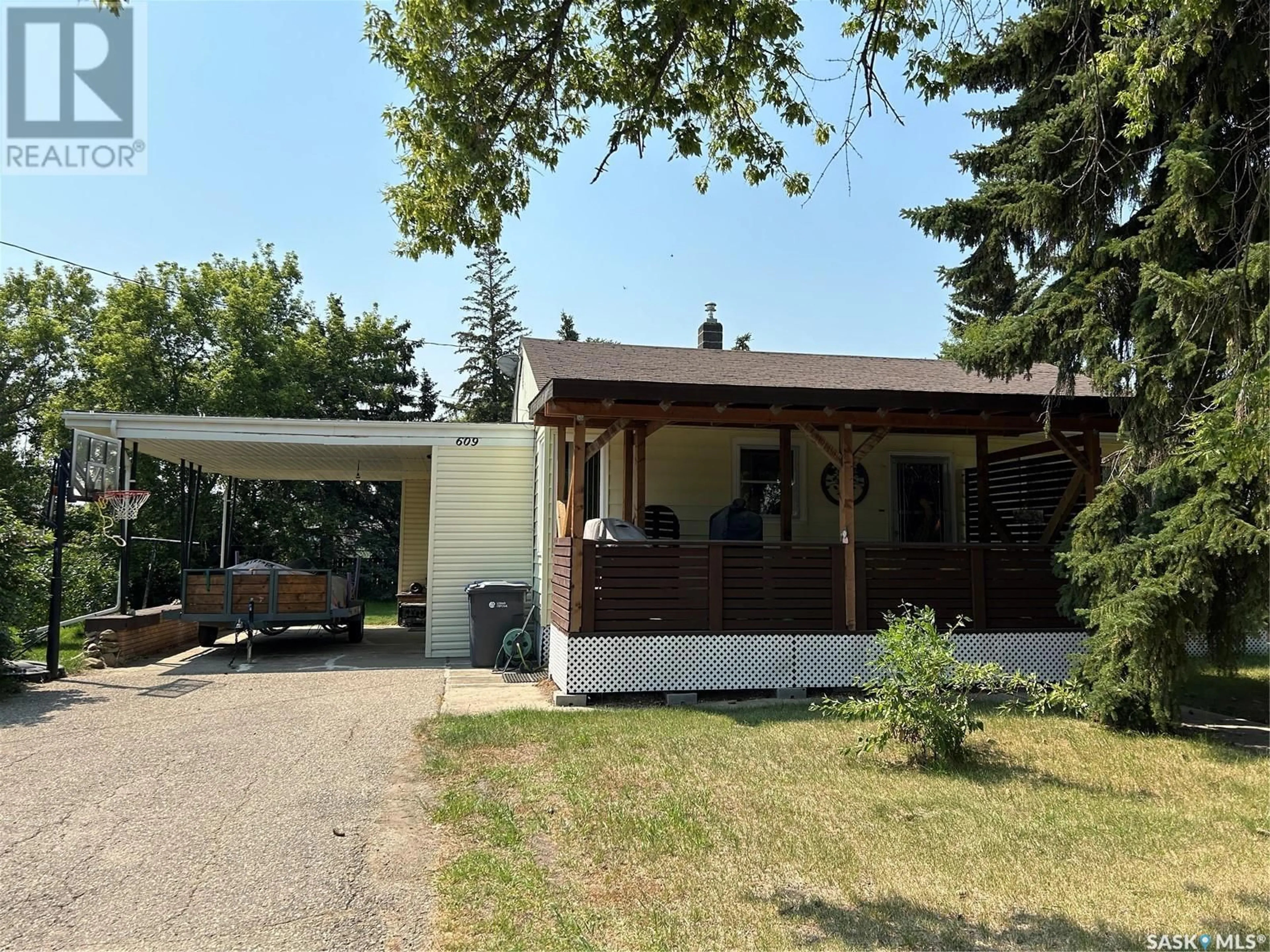 Outside view for 609 Walsh AVENUE, Oxbow Saskatchewan S0C2B0