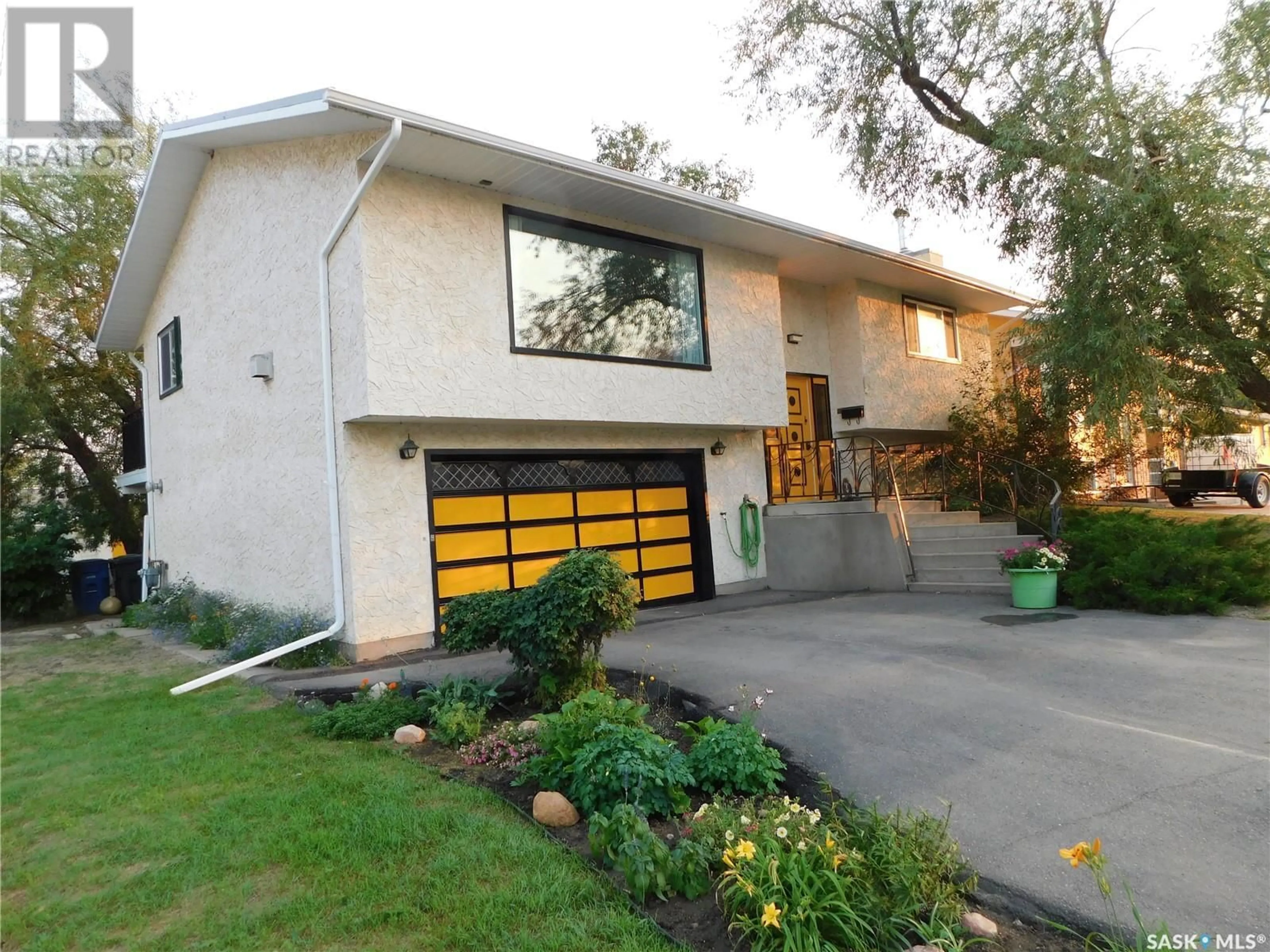 Frontside or backside of a home for 254 2nd AVENUE E, Gravelbourg Saskatchewan S0H1X0