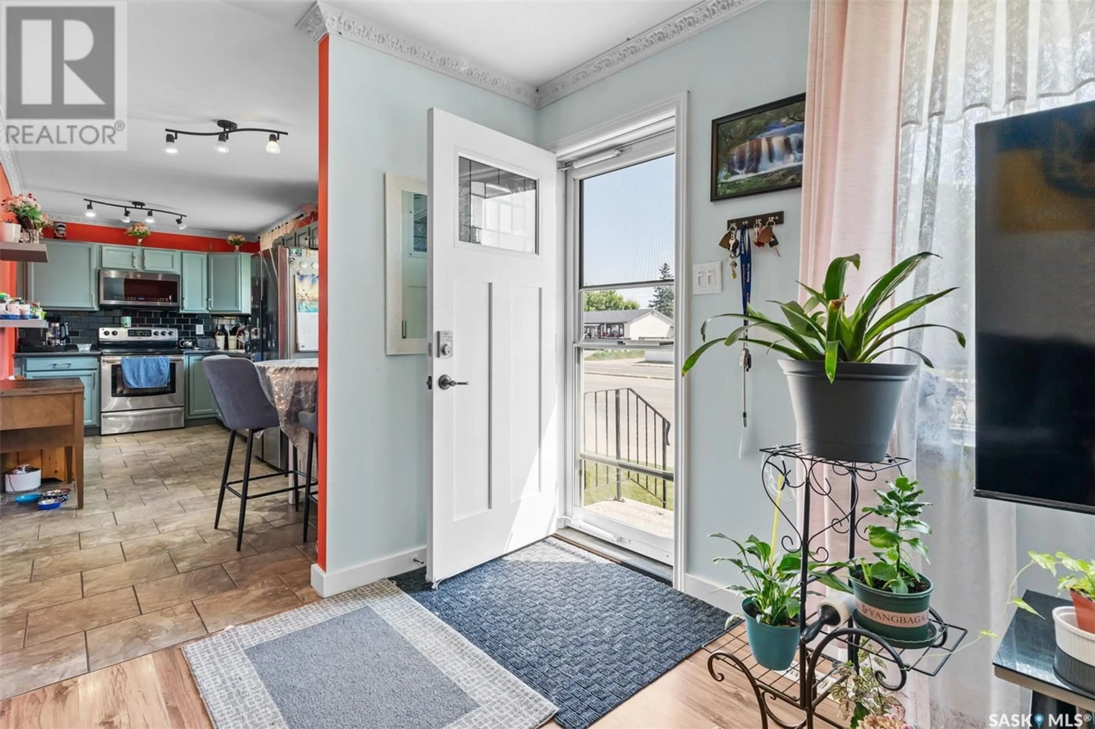 Indoor entryway for 34 Palmer PLACE, Saskatoon Saskatchewan S7L4V4