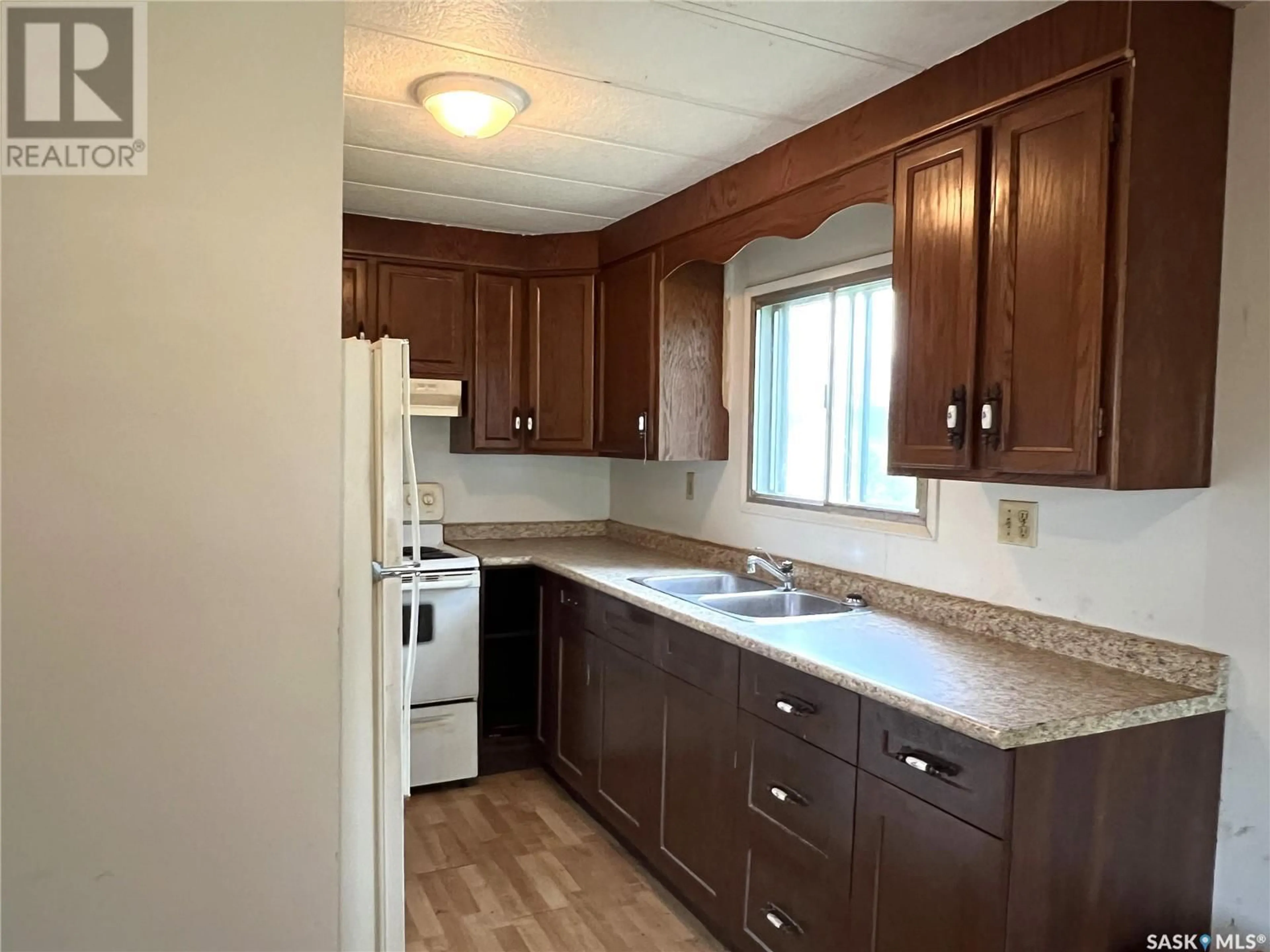 Standard kitchen for 102 2nd AVENUE NE, Dorintosh Saskatchewan S0M0T0