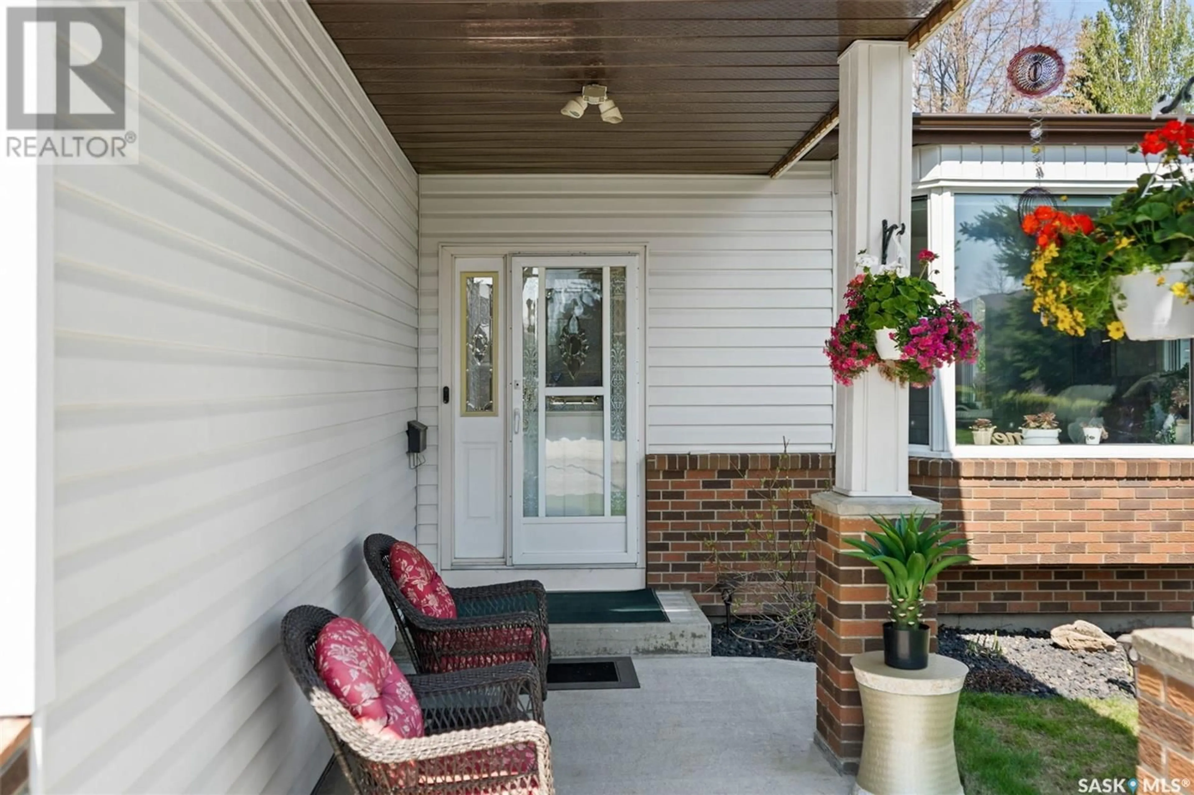 Indoor entryway for 14 Verbeke COURT, Saskatoon Saskatchewan S7K6L8