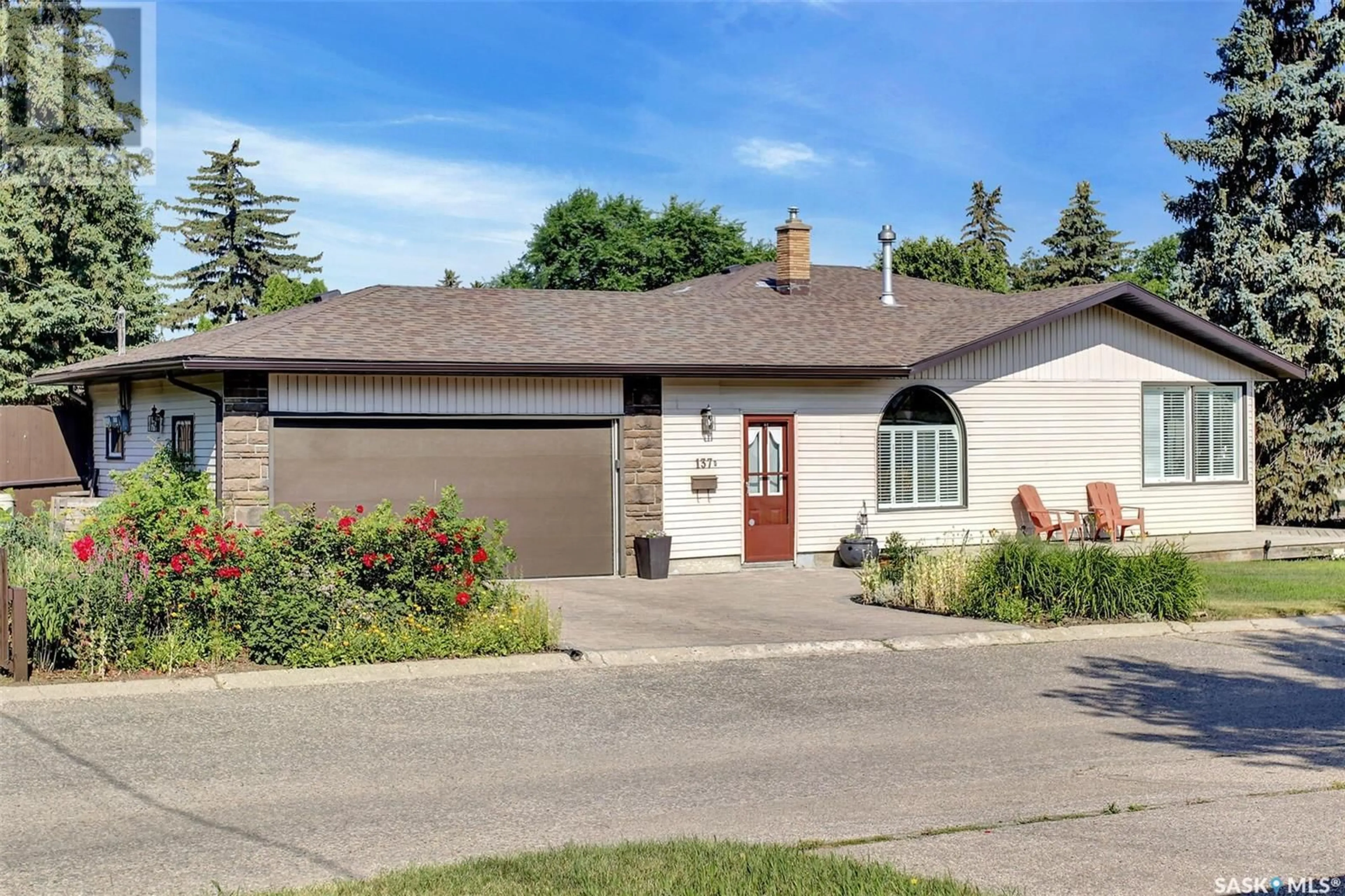 Frontside or backside of a home for 137 Douglas AVENUE E, Regina Saskatchewan S4N1H2