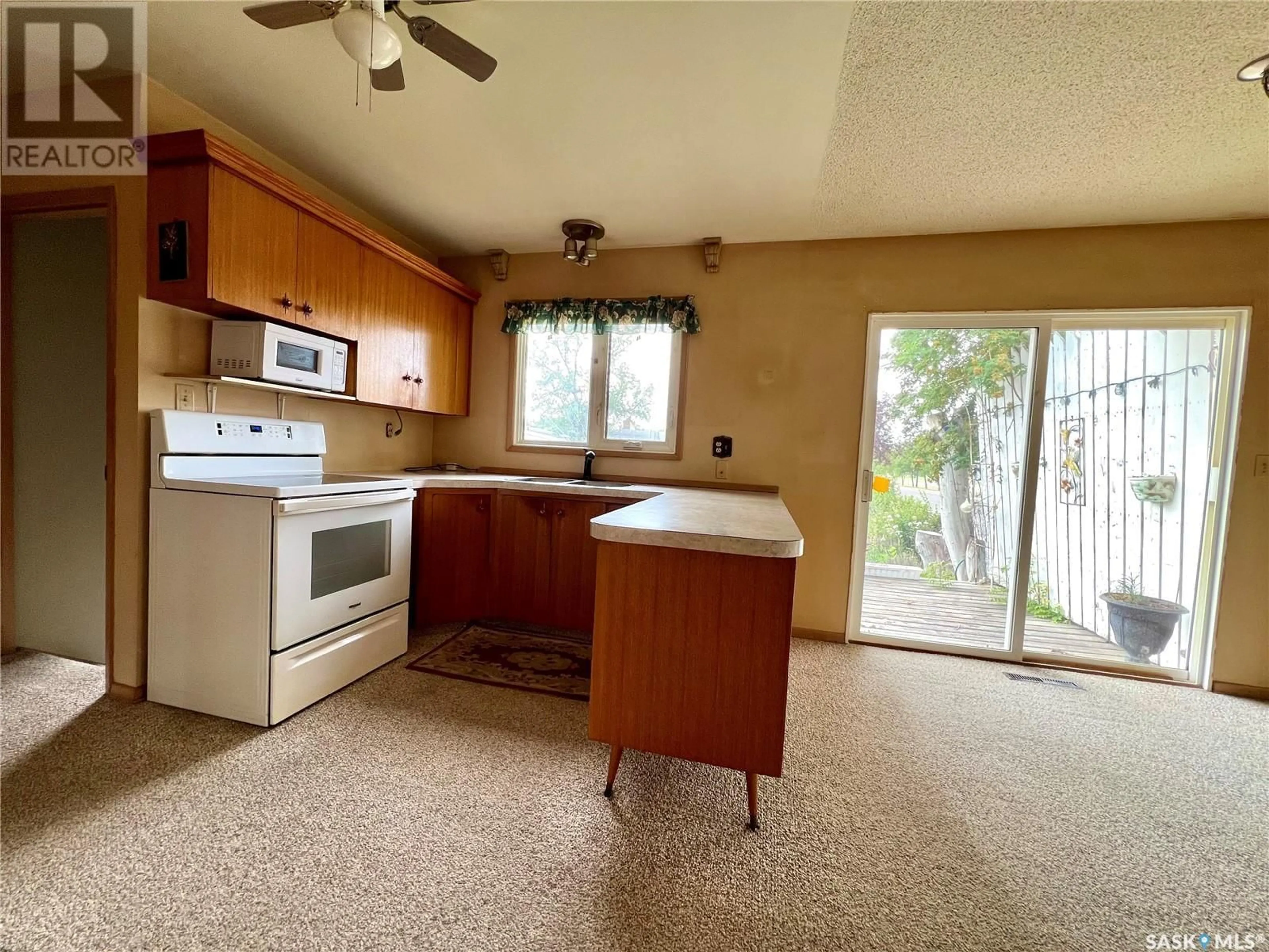 Standard kitchen, unknown for 1102 JUBILEE DRIVE, Swift Current Saskatchewan S9H2A3